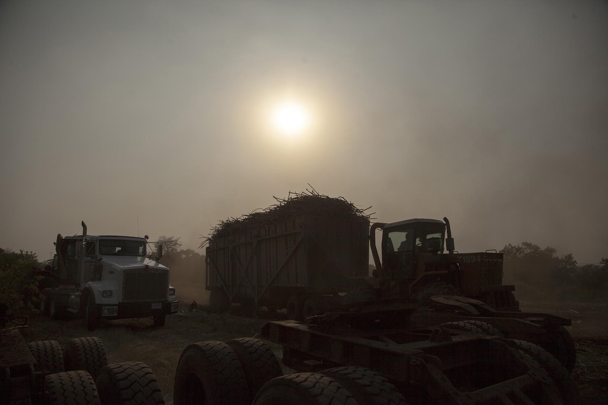La industria cañera hace uso de transporte pesado para trasladar el cultivo de los sembradíos hacia los ingenios, donde finalmente se muele y procesa para la producción de azúcar y alcoholes. Los ingenios han construido unos 2,500 kilómetros de caminos internos -en sus propias tierras- ante la queja de las comunidades con las que conviven por el maltrato de las calles vecinales.