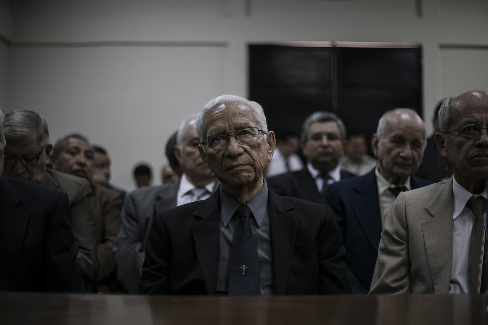 El exministro de Defensa, José Guillermo García, y demás militares acusados por la masacre de El Mozote comparecen en el Juzgado Primero de Segunda Instancia de San Francisco Gotera, el 29 de marzo de 2017. Foto archivo El Faro.