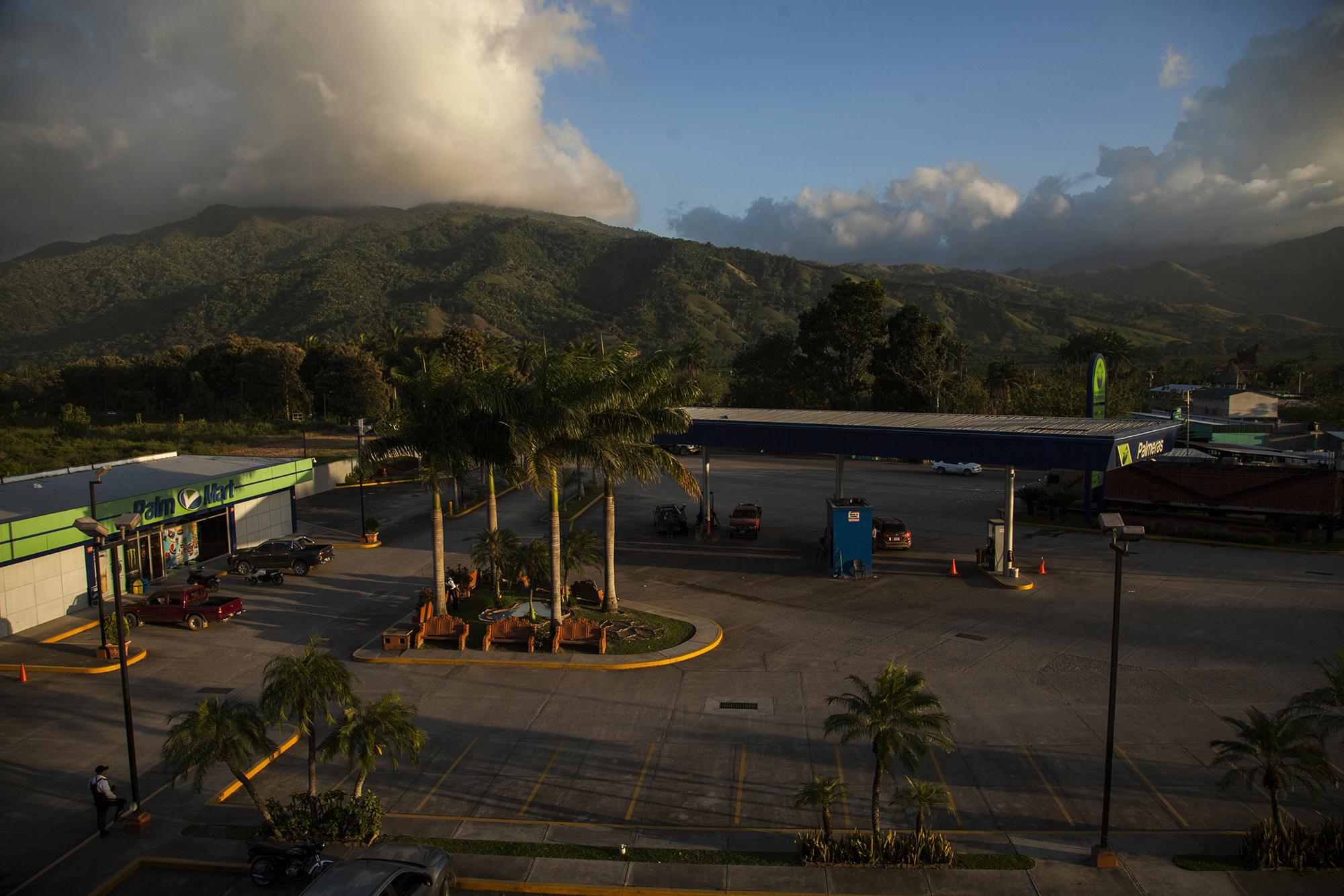 La palma africana está tatuada en la sociedad hondureña. El corredor Atlántico es muestra de ello. Esta gasolinera en el municpio de Tocoa, en el departamento de Colón, lleva como logo el cultivo al que los empresarios y el gobierno le están apostando.