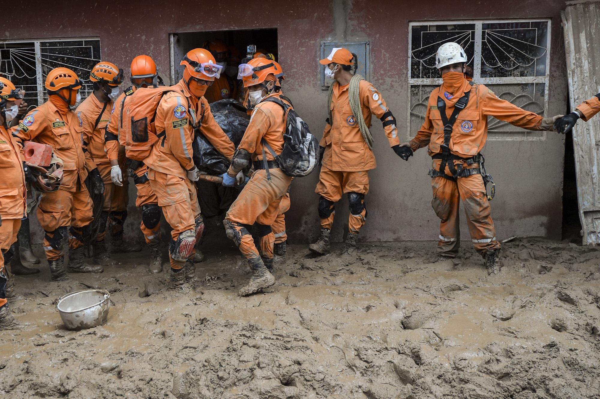 Miembros de la Defensa Civil Colombiana atienden la tragedia en la ciudad de Mocoa, departamento de Putumayo, un deslave que ha provocado la muerte de más de 260 personas. Foto Luis Robayo (AFP).