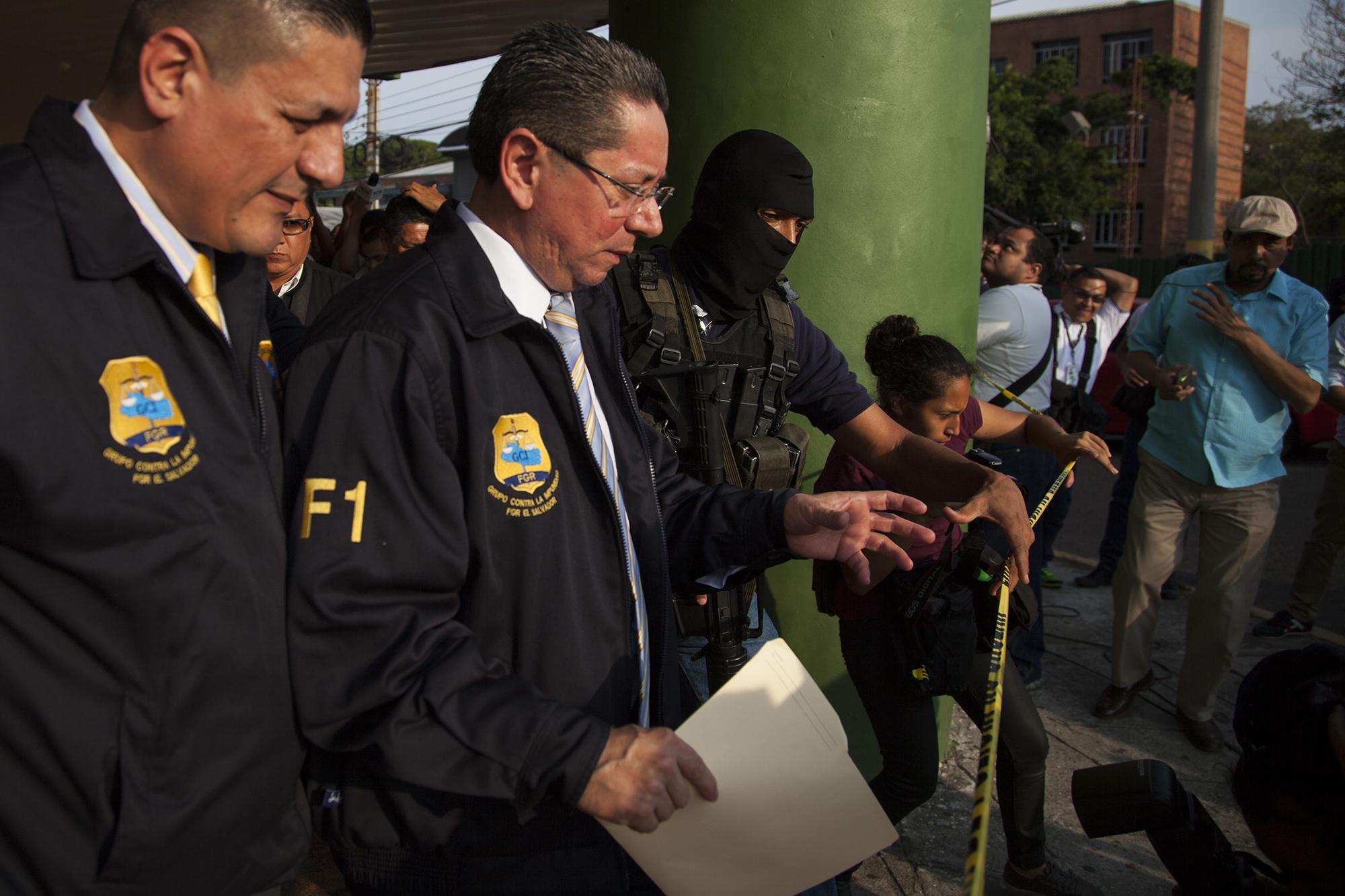 El fiscal general, Douglas Meléndez se retira de las instalaciones del hotel Capital, en Antiguo Cuscatlán. Al menos cincuenta inmuebles han sido allanados, vinculados a negocios de Adán Salazar, alias 