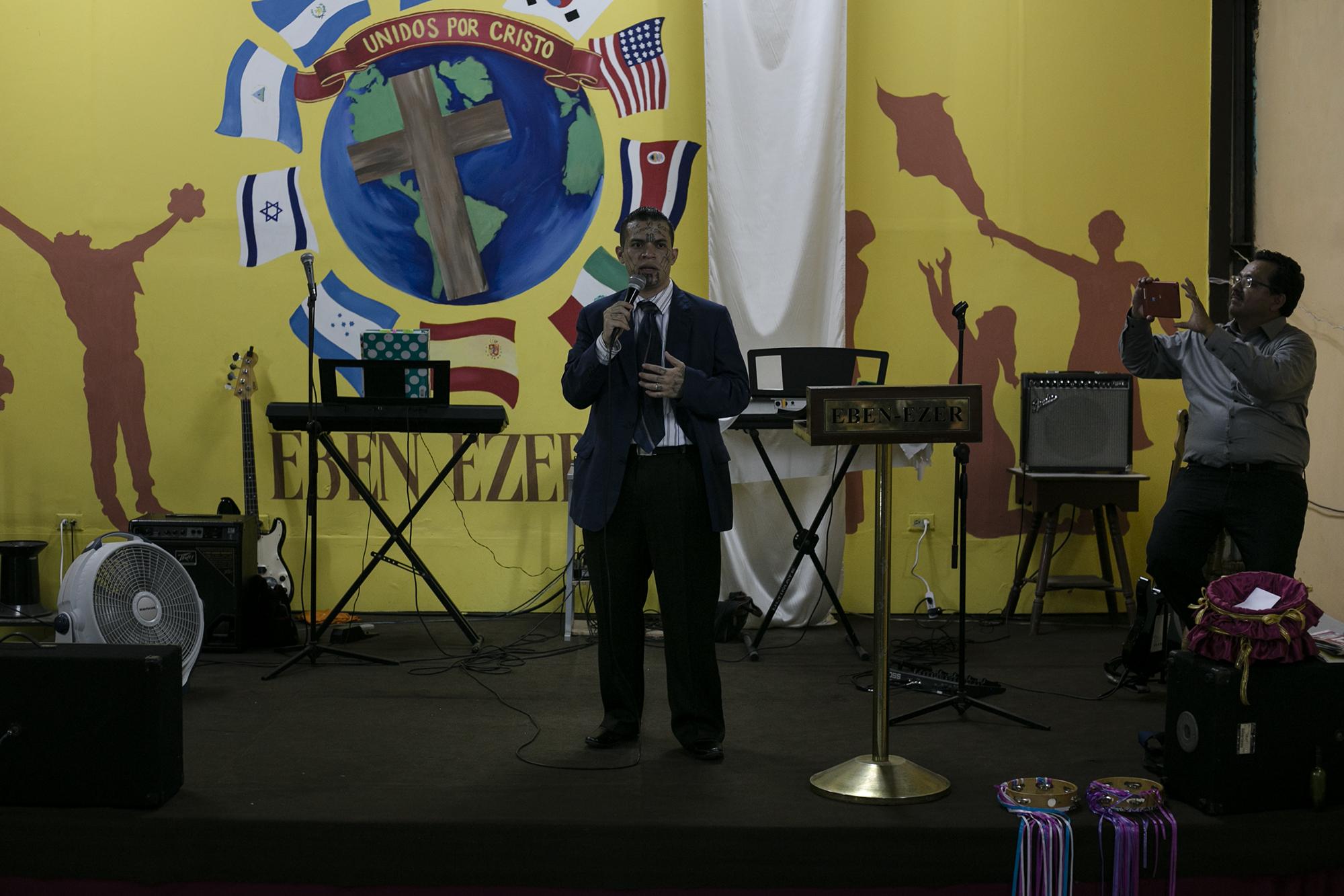 Julio, expandillero del barrio 18 revolucionario, da su testimonio durante una vigilia en la iglesia Eben Ezer. Foto: Fred Ramos