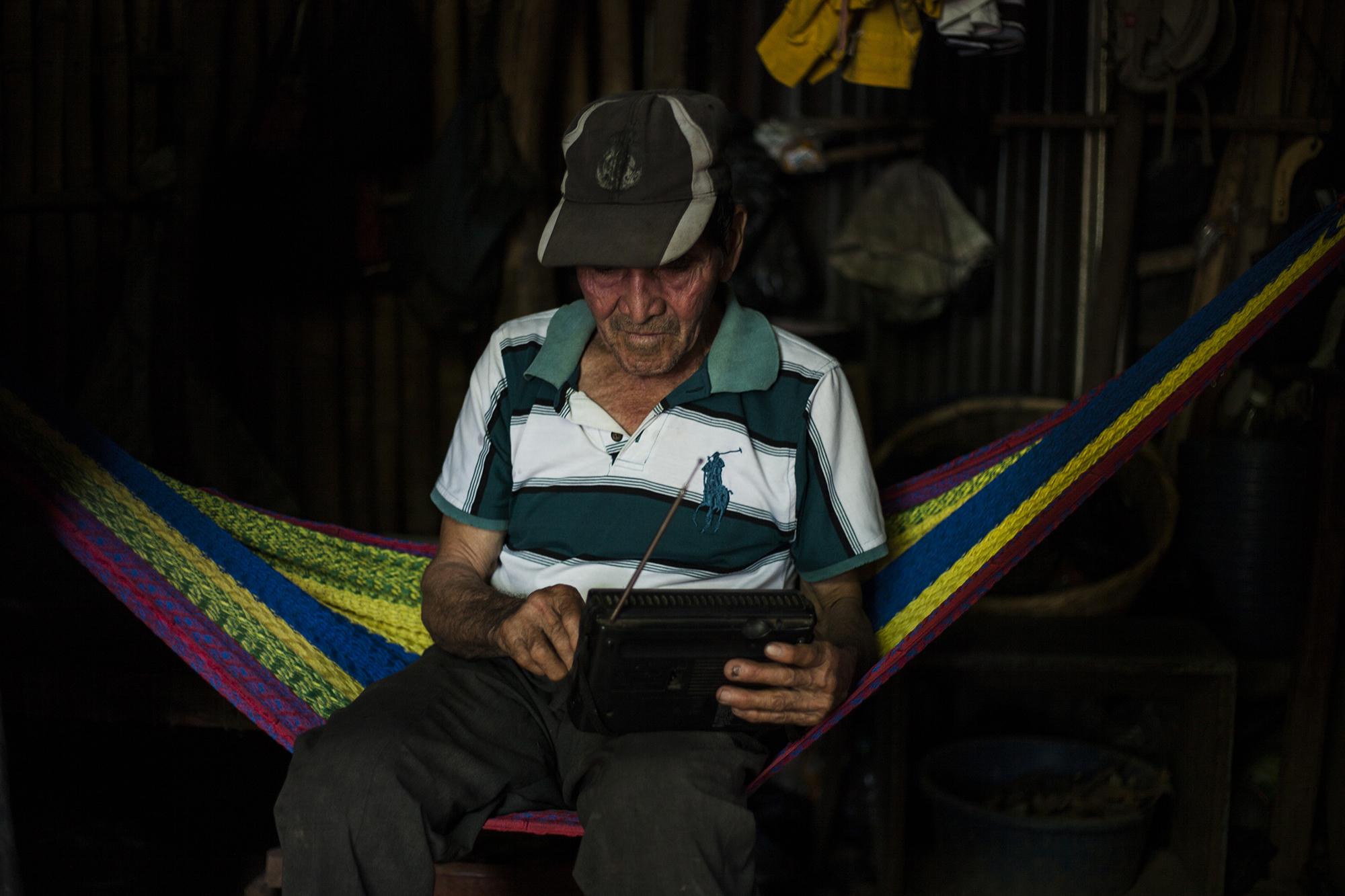 David Gutiérrez (73 años) invierte un dólar por mes en las dos baterías de 1.5 voltios que utiliza su radio FM. David no tiene recursos para sustituir el acumulador que almacena la electricidad que genera el panel solar, que les fue donado en el año 2006, durante la gestión del expresidente Antonio Saca, y que tienen una durabilidad de cinco años.