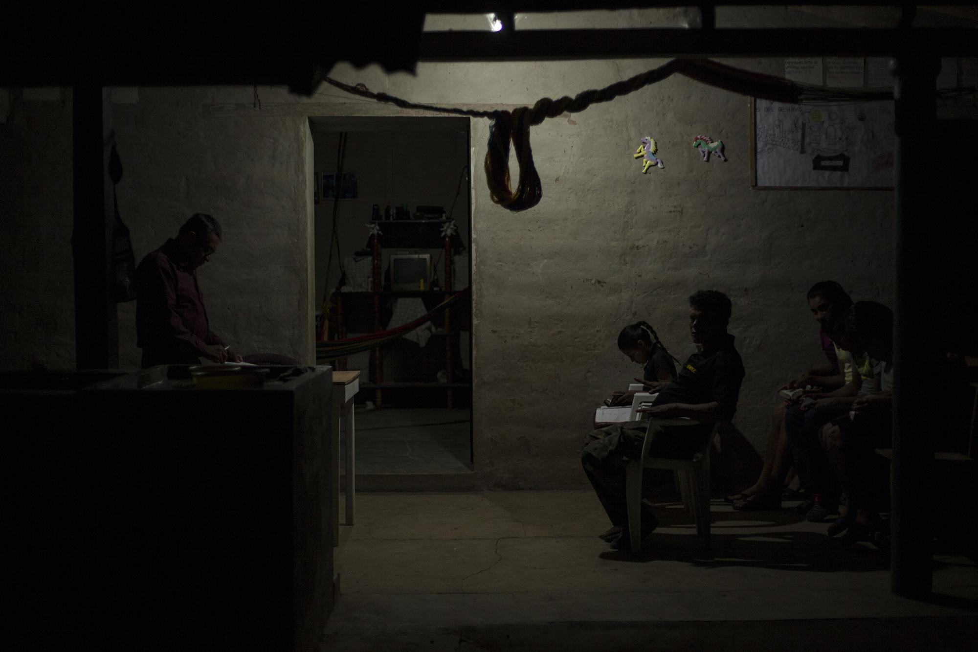 Al llegar a la parte más alta de la comunidad, la primera vivienda es la de la familia Gómez Monteagudo, que es la única que tiene alumbrado por electricidad, gracias a la energía solar. En la casa se realiza un culto evangélico nocturno dos veces por semana.