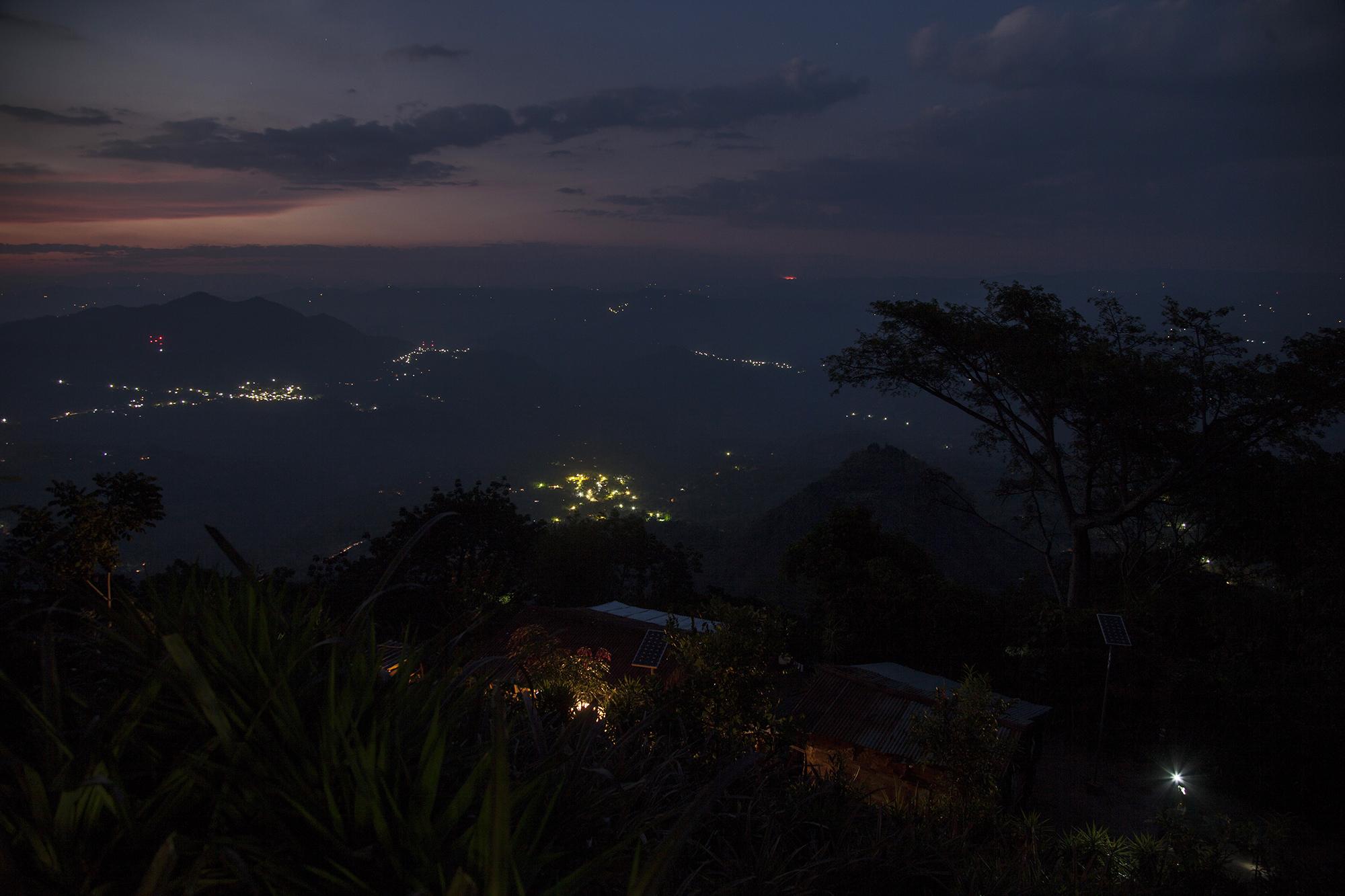 Desde la cima, y en medio de la oscuridad, los habitantes de El Volcán aprecian las luces de los pueblos vecinos Gualococti (al centro), San Simón (al lado izquierdo), San Isidro, El Rosario y, al fondo, Torola.