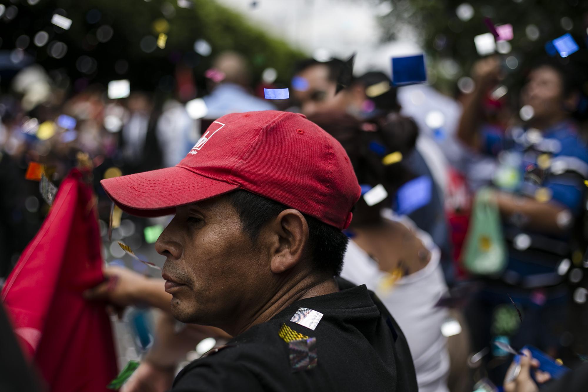 Asistentes observan pasar al presidente Salvador Sánchez Cerén durante la celebración de tercer año de su gobierno. Foto: Fred Ramos. 