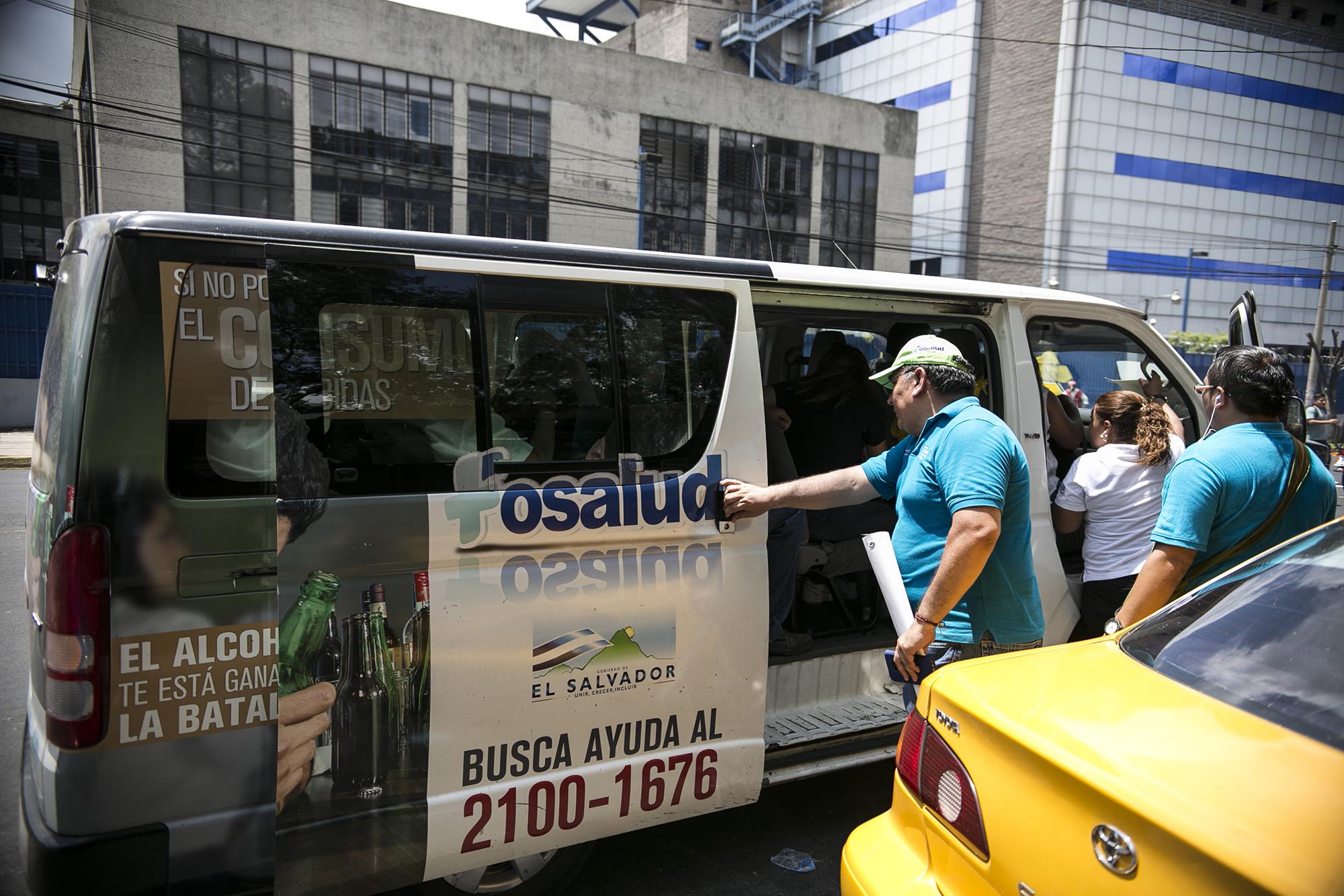 La Ley de ética gubernamental prohíbe poner al servicio de fines particulares recursos del Estado. Empleados del ministerio de Salud fueron captados mientras subían a un microbús N10816 después del evento sobre la Diagonal Universitaria, en la capital salvadoreña. Foto: Fred Ramos.