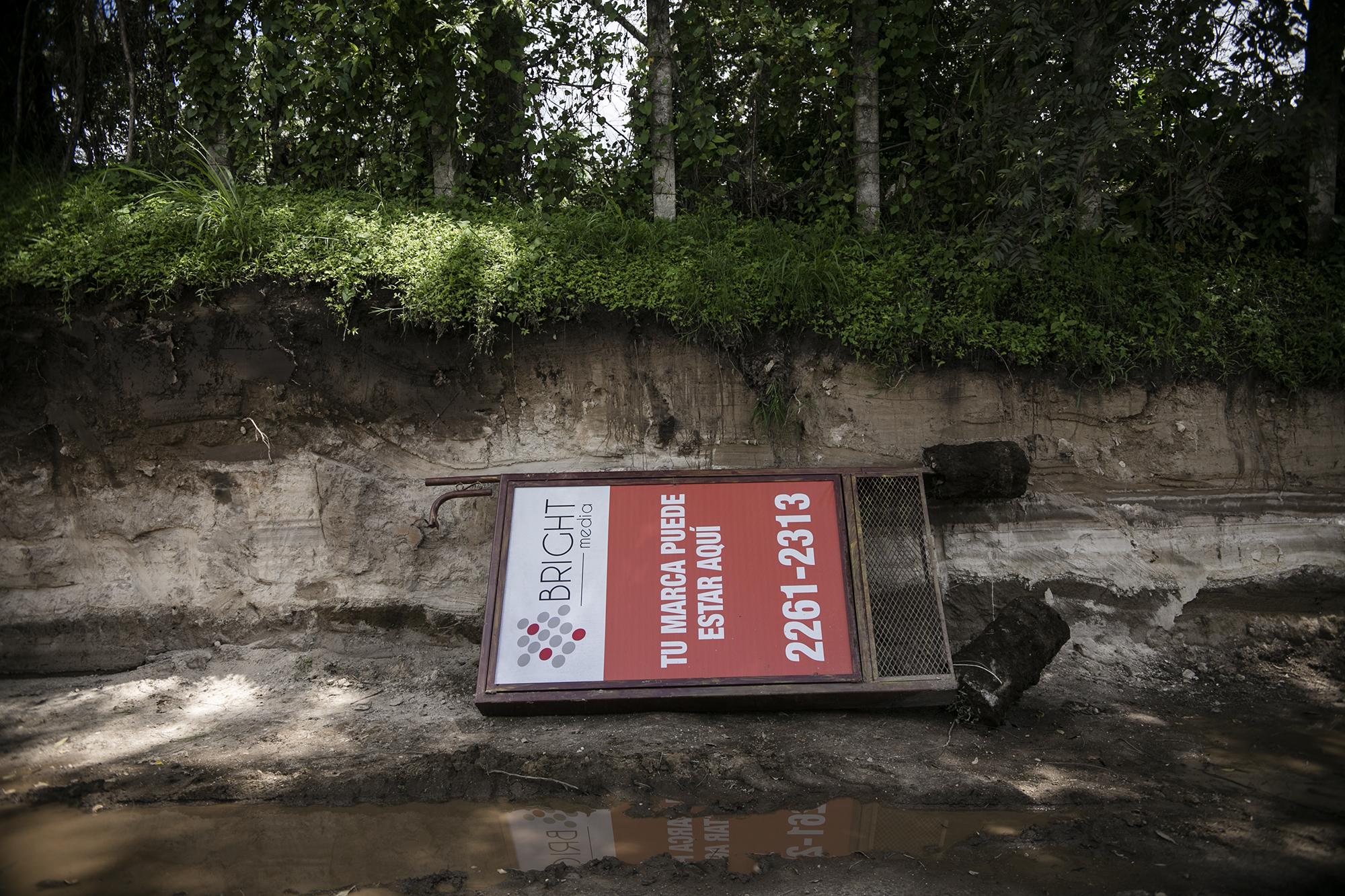 Un MUPI que fue extraído para realizar los trabajos de ampliación de la calle fue puesto sobre una de las  cinco fosas prehispánicas encontradas. Foto: Fred Ramos. 