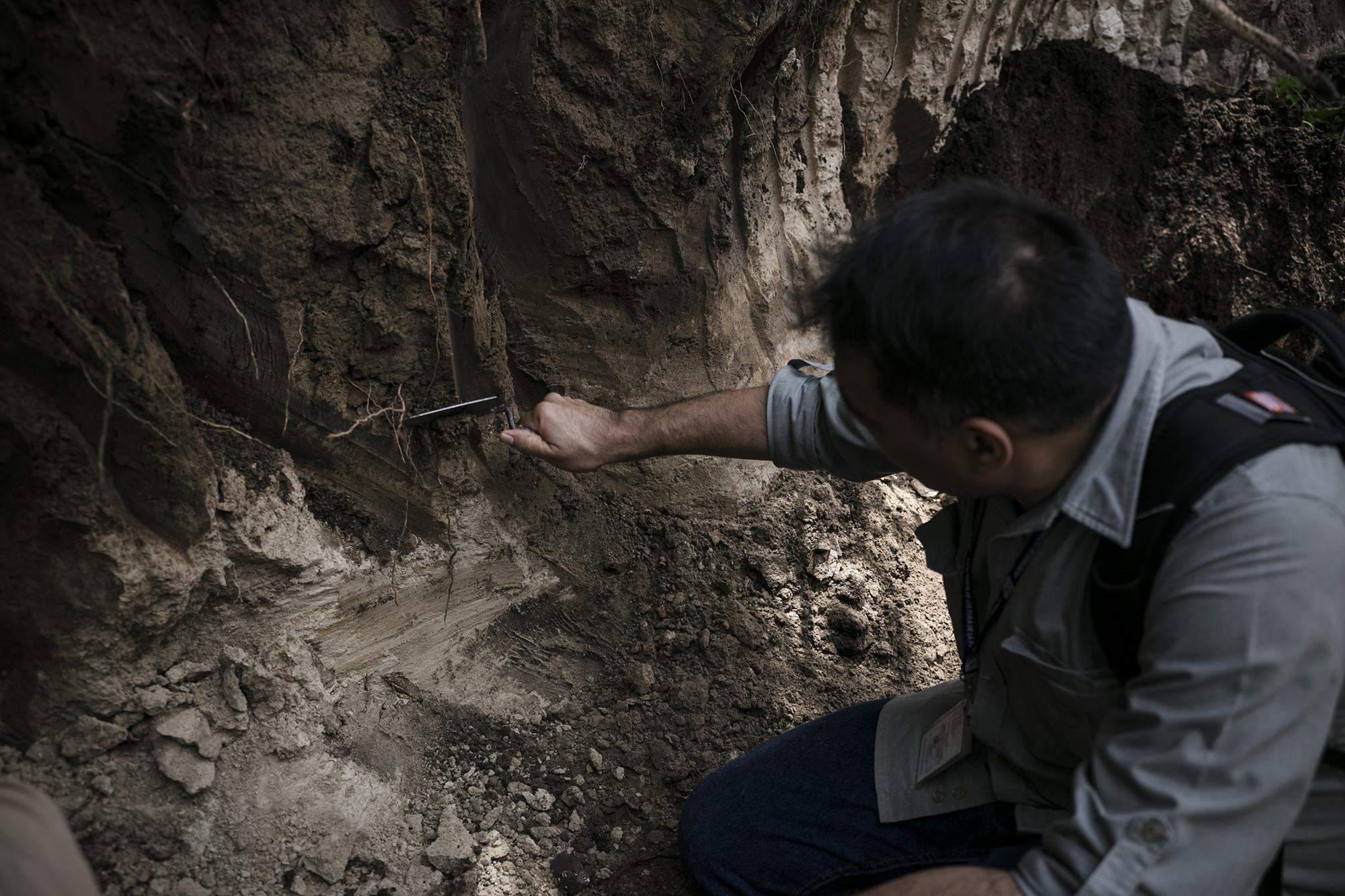 El arqueólogo Hugo Díaz excava en una de las paredes, en donde habian indicios de vestigios arqueologicos. Foto: Fred Ramos
