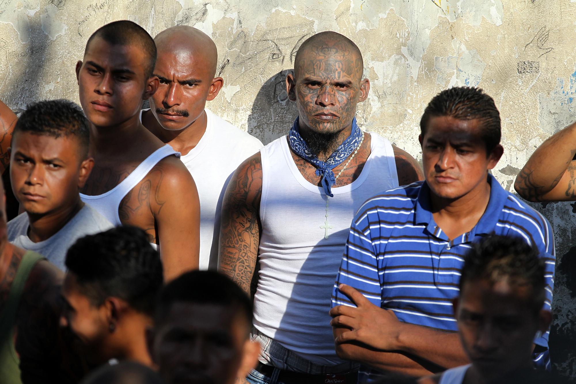 Pandilleros del Barrio 18, internos del penal de Cojutepeque, durante una misa oficiada por el obispo castrense, Fabio Colindres y el nuncio apostólico Luigu Pezzuto, el 26 de marzo de 2012 . Recinto que fue cerrado el 16 de junio de 2016. Foto: Víctor Peña