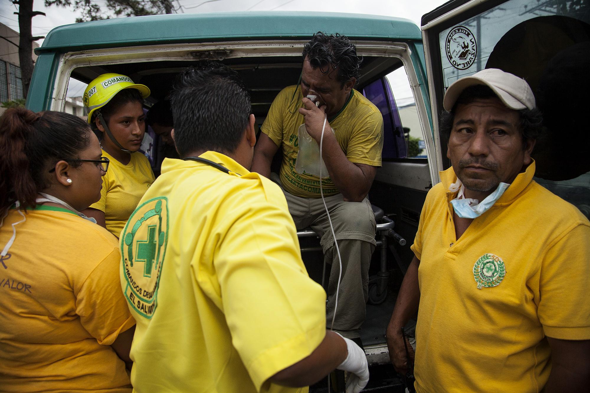 Rafael Durán, voluntario de Comados de Salvamento, se recupera con terapia respiratoria, luego de trabajar en la evacuación del incendio provocado por la explosión del sistema de aire acondicionado, en el Ministerio de Hacienda. Durán contó a El Noticiero de Canal 6 que él fue quien auxilió al joven de 18 años que saltó del edificio en llamas. 