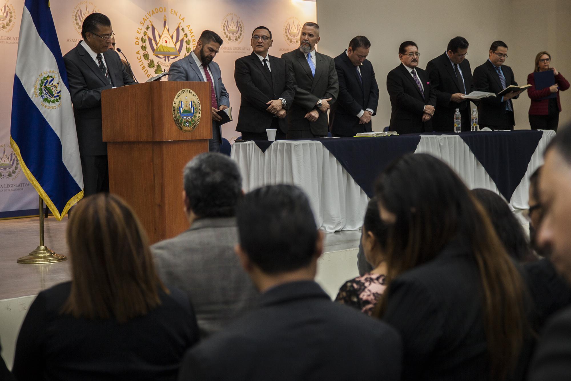 Guillermo Gallegos, presidente de la Asamblea Legislativa, convocó a una jornada de oración con pastores evangélicos en el Centro Cultural Cívico Legislativo el viernes 14 de julio de 2017. Un evento donde hubo participación de las principales iglesias evangélicas del país, con la mezcla de muchos empleados públicos del Órgano Legislativo. Foto: Víctor Peña