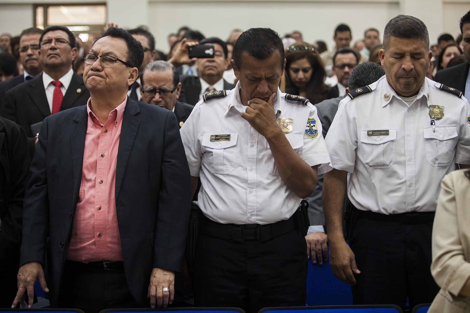 El comisionado Pedro González (al centro), fundador del ministerio cristiano evangélico policial, una organización religiosa independiente de la Policía pero conformada por policías, acompañó la actividad de Guillermo Gallegos, presidente de la Asamblea Legislativa. Para González, no hay nada de ilegal en la jornada de oración convocada por la Asamblea Legislativa pese al carácter laico del Estado. Foto: Víctor Peña