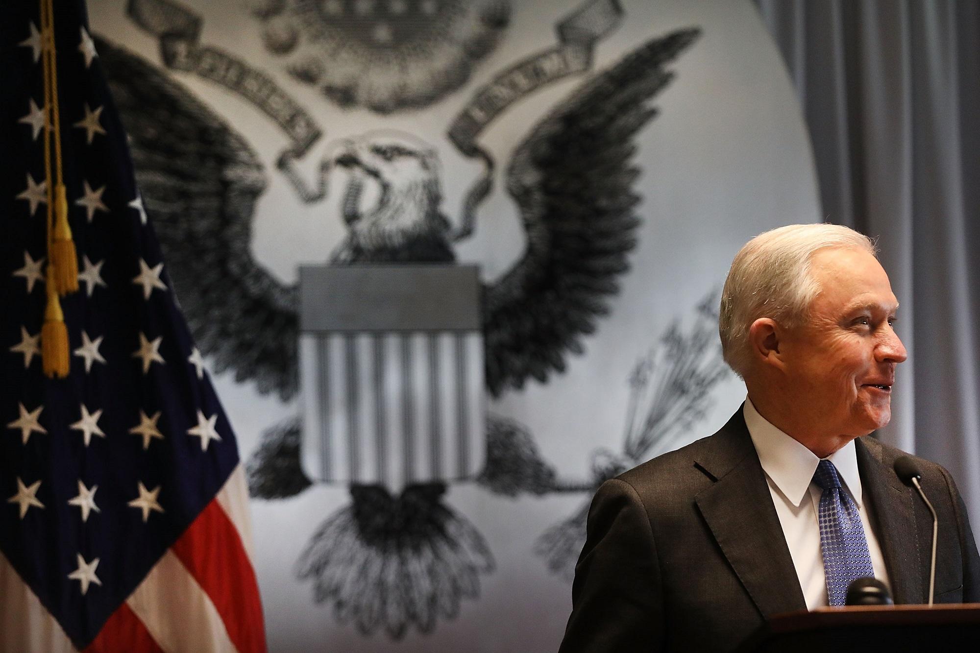 Jeff Sessions, fiscal general de Estados Unidos, en la visita que hizo el 28 de abril de 2017 a Central Islip, en Long Island, Nueva York, para recibir insumos de la comunidad sobre cómo opera la MS-13. Foto Spencer Platt (AFP).