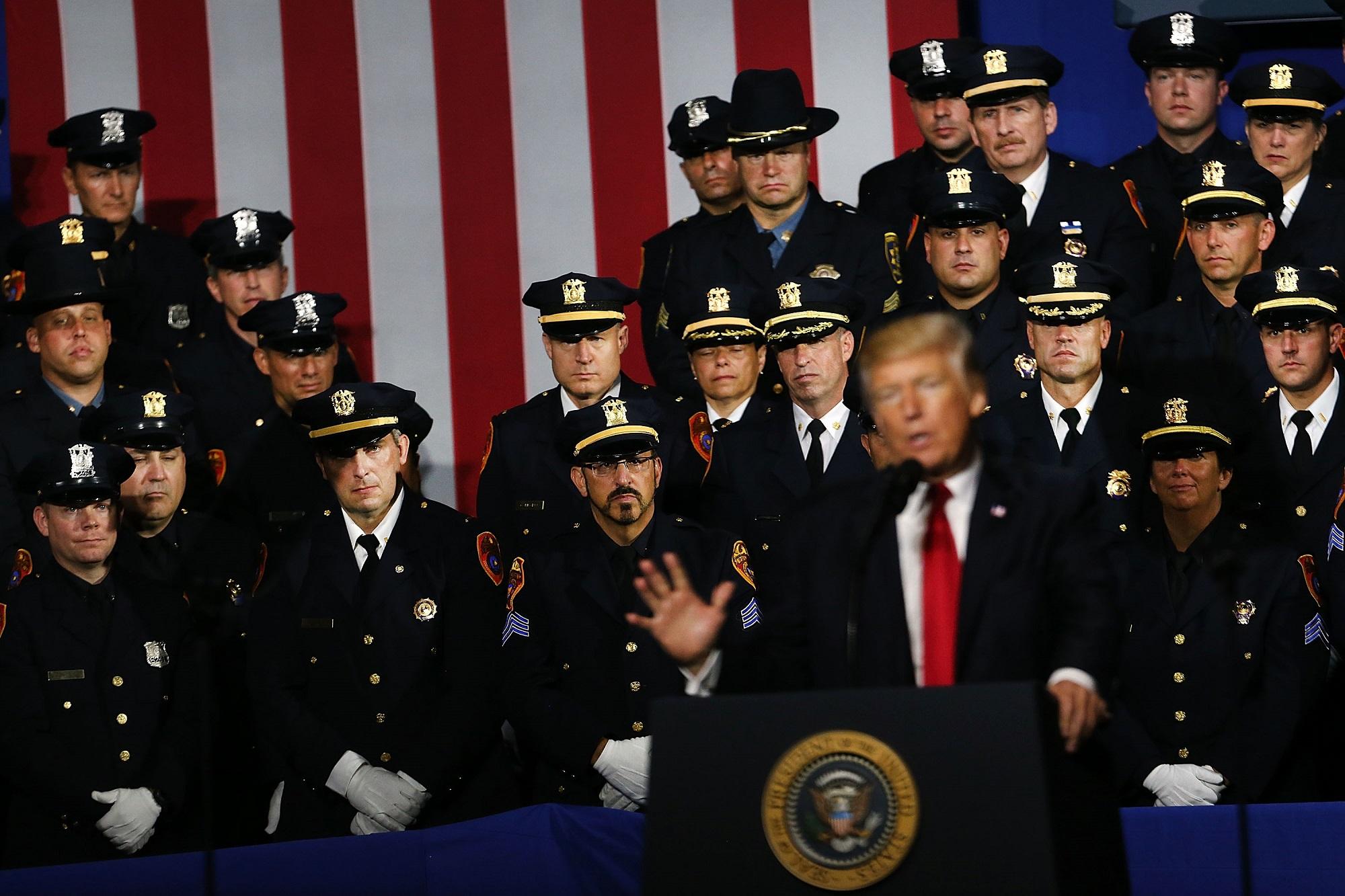 El presidente estadounidense, Donald Trump, arremetió contra los migrantes en general este viernes 28 de julio desde Brentwood, en el estado de Nueva York, un pueblo con fuerte presencia de la Mara Salvatrucha. Foto Spencer Platt (AFP).