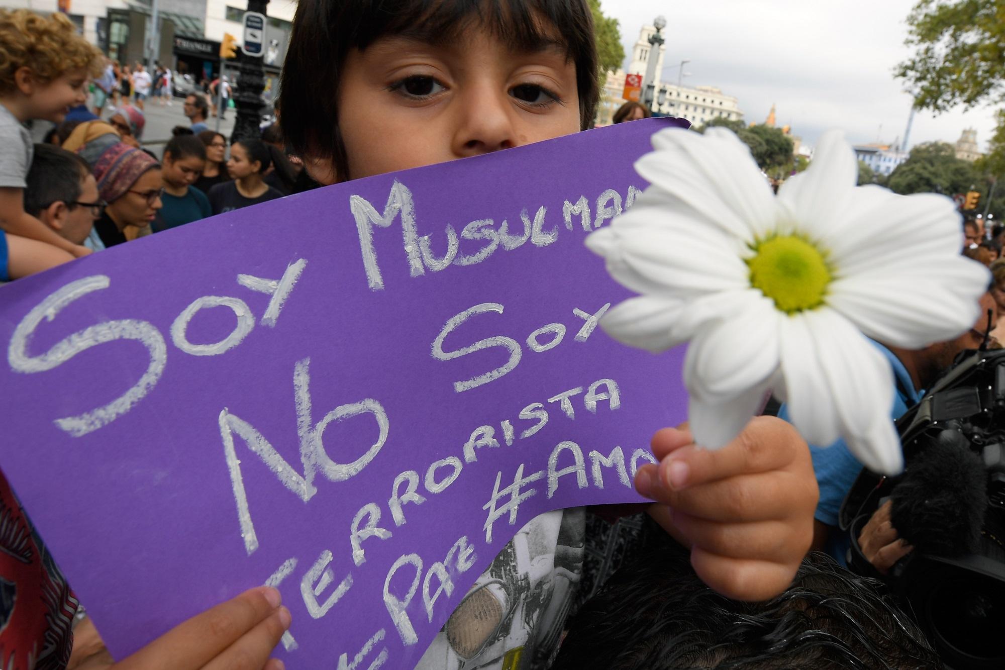 Omar sostiene un cartel que dice 