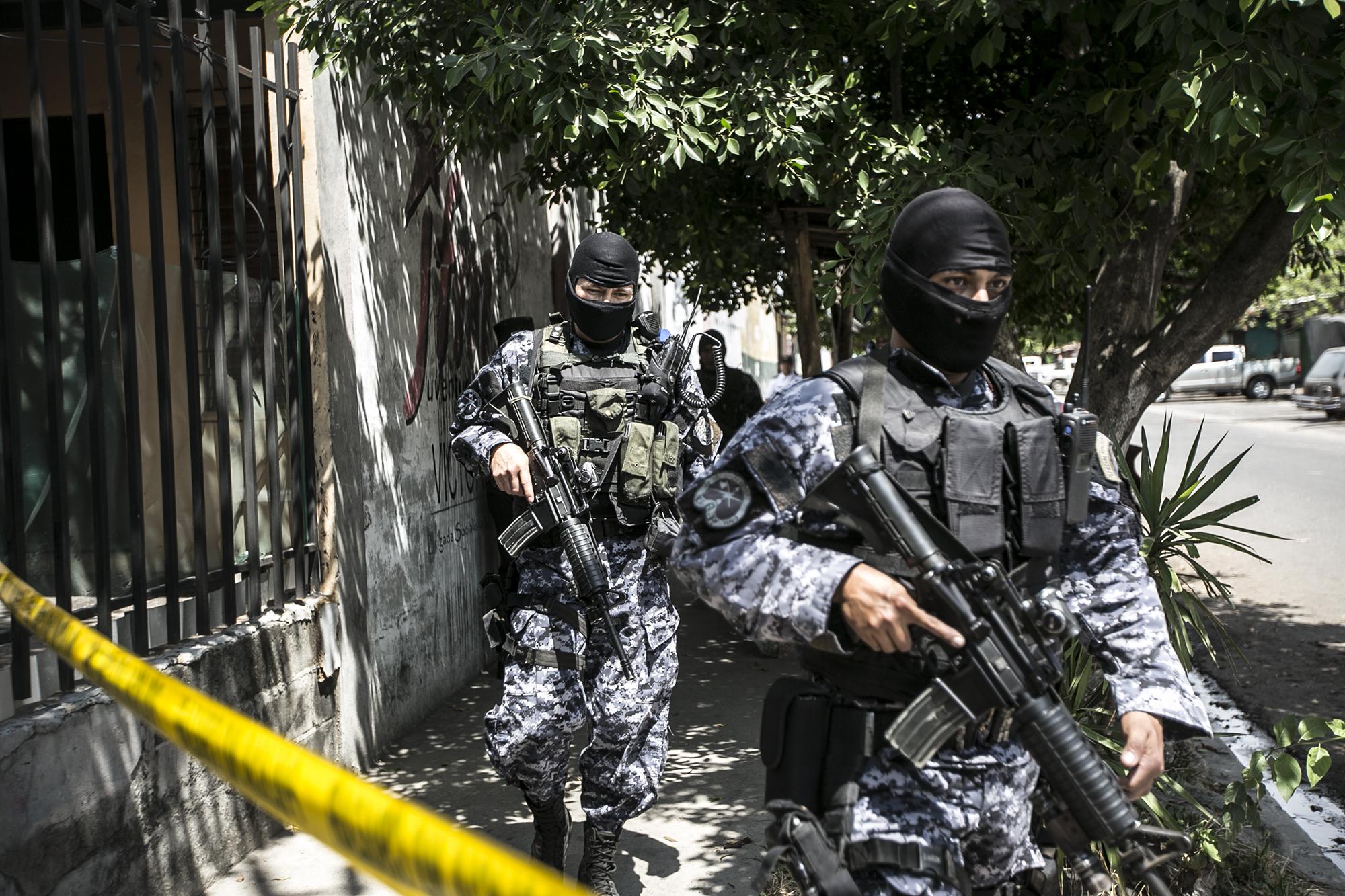 Dos integrantes del Grupo de Reacción Policial (GRP) de la Policía Nacional Civil participan en un operativo en Quezaltepeque, departamento de La Libertad. Hasta la entrada en acción de la FES y la FIRT, grupos creados a mediados de 2016 en el contexto de las Medidas Extraordinarias, el GRP fue la principal fuerza de choque contra las pandillas. Foto Fred Ramos.