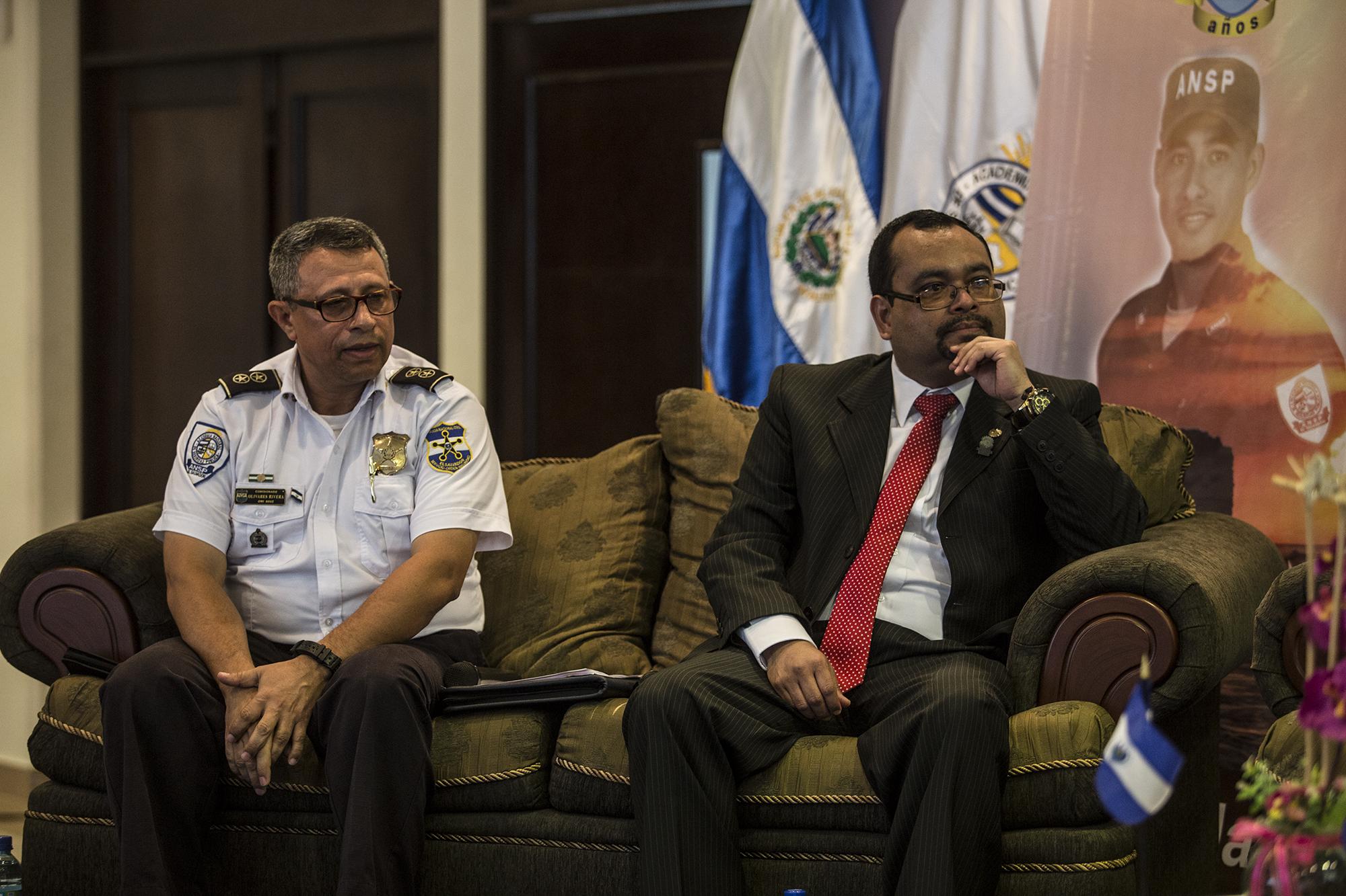 (Derecha) El subdirector Manuel Olivares Jaime Martínez y (Izquierda) el director general de la Academía Nacional de Seguridad Pública (ANSP), durante el conversatorio sobre los 25 años de la ANSP. Foto: Fred Ramos