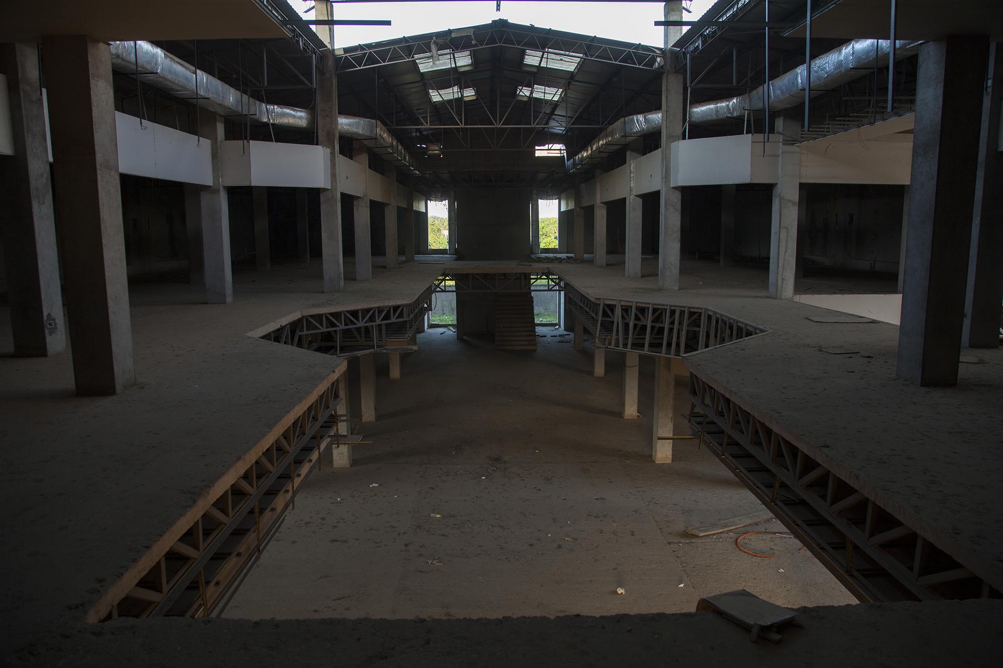 Este edificio que construían Los Cachiros en un centro comercial del municipio de Tocoa, departamento de Colón, quedó abandonado en 2013 cuando las autoridades hondureñas finalmente actuaron contra los Rivera Maradiaga. Foto de El Faro, por Víctor Peña.