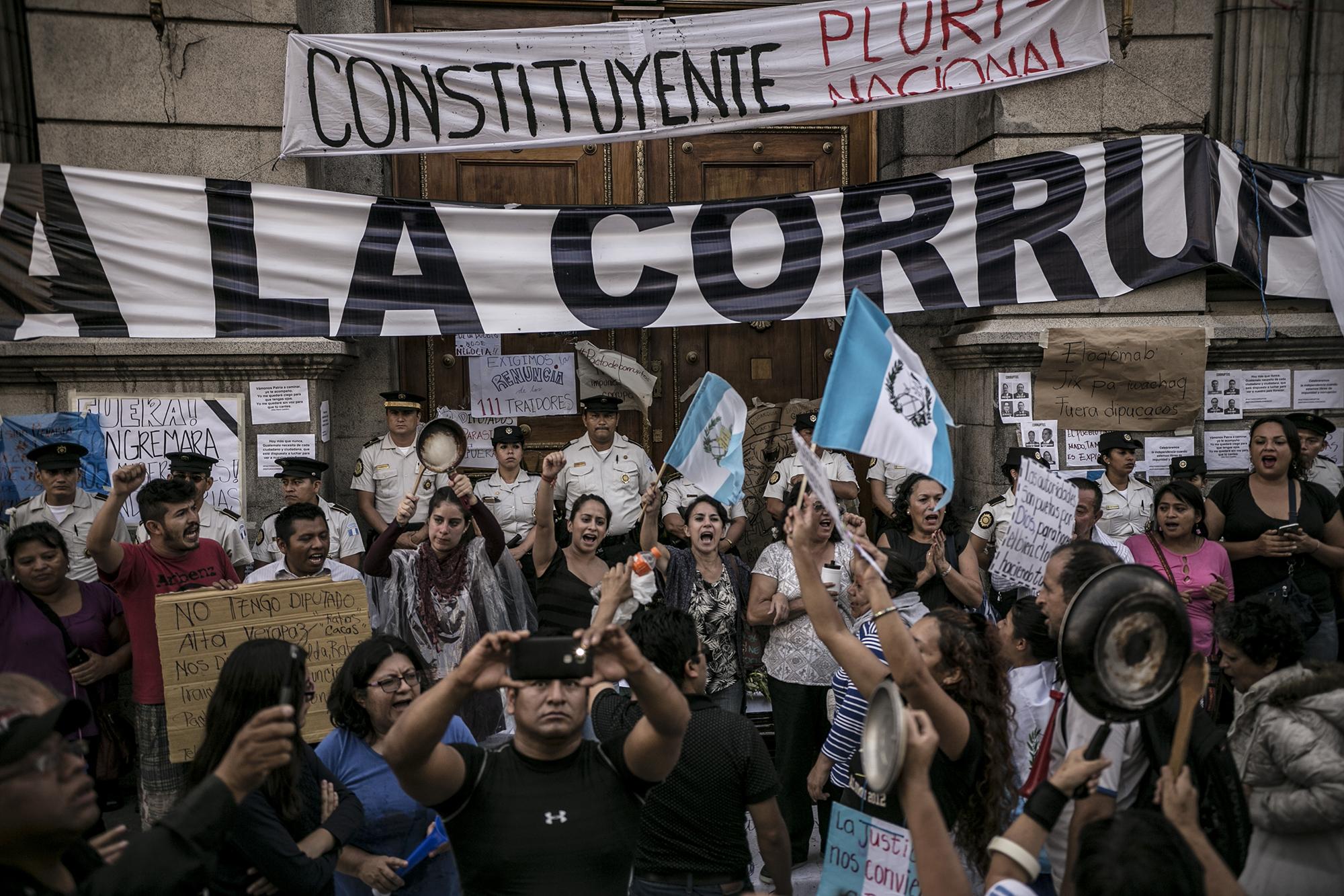 Manifestantes bloquearon con una cadena humana el acceso principal del congreso sobre la 9ª avenida alrededor de las 4:00 PM, además fueron bloqueados los otros cincos accesos para evitar que los diputados abandonaran el lugar.