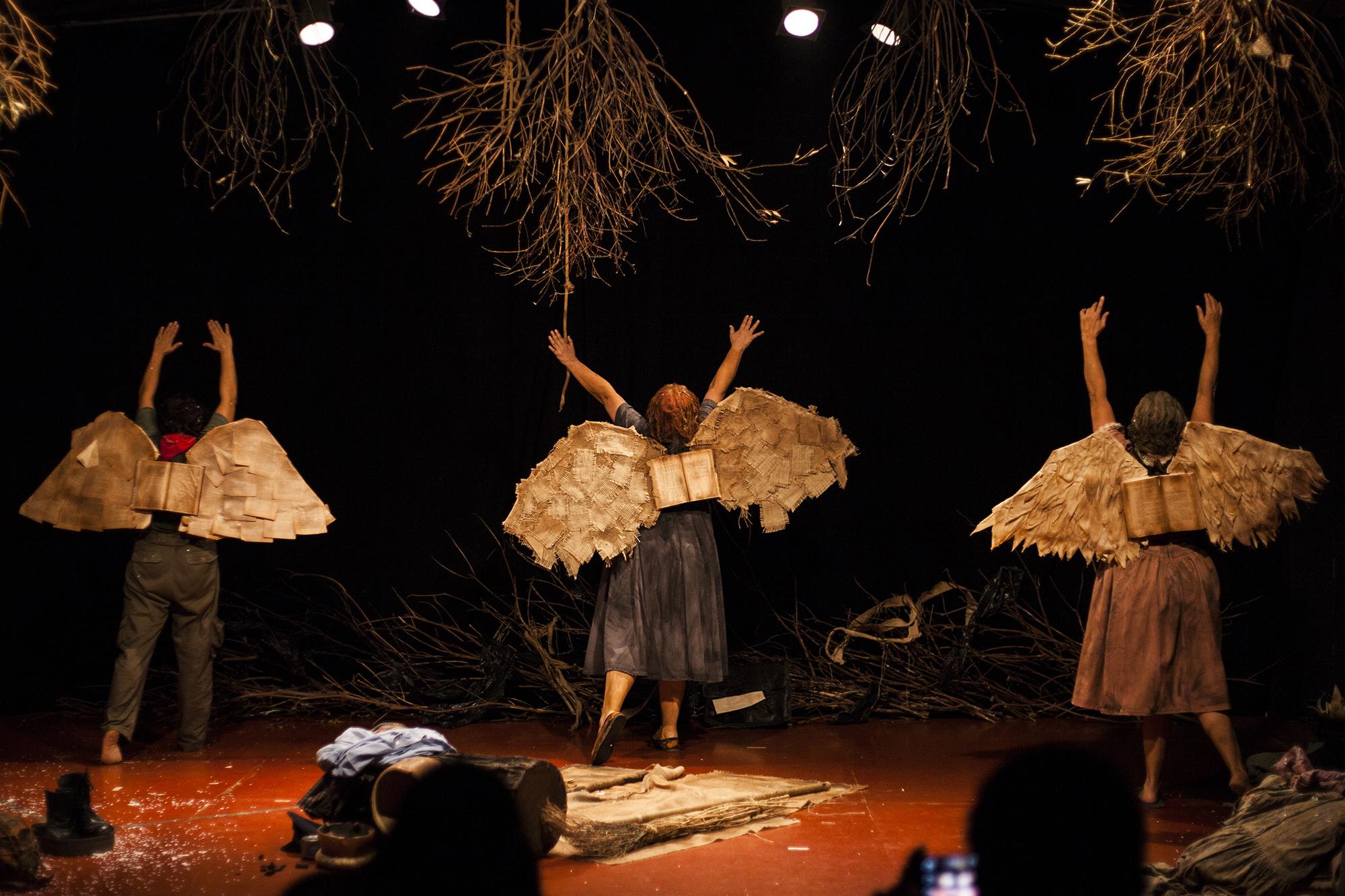 La conceptualización del espacio escénico estuvo a cargo de Taty Juárez, y esconde particularidades como que parte de los chiriviscos que dan vida al páramo en el que conviven los personajes vienen del cementerio de Chanmico. Foto de El Faro, por Víctor Peña.