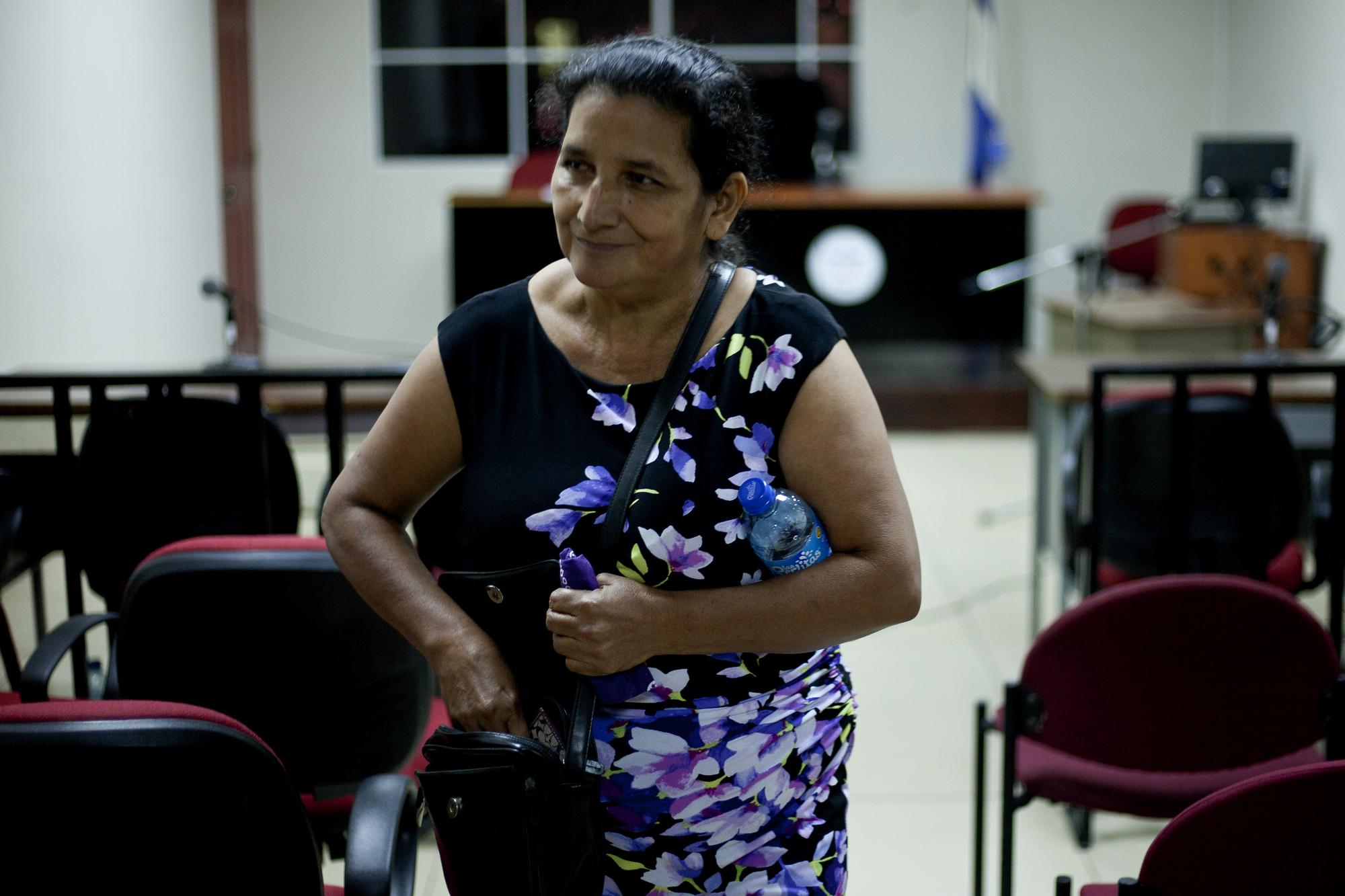 María Teófila Pereira tenía 18 años cuando sobrevivió a la masacre de El Mozote. María brindo su testimonio en una audiencia el 21 de septiembre en el juzgado de San Francisco Gotera, Morazán. Foto de El Faro, por Víctor Peña.