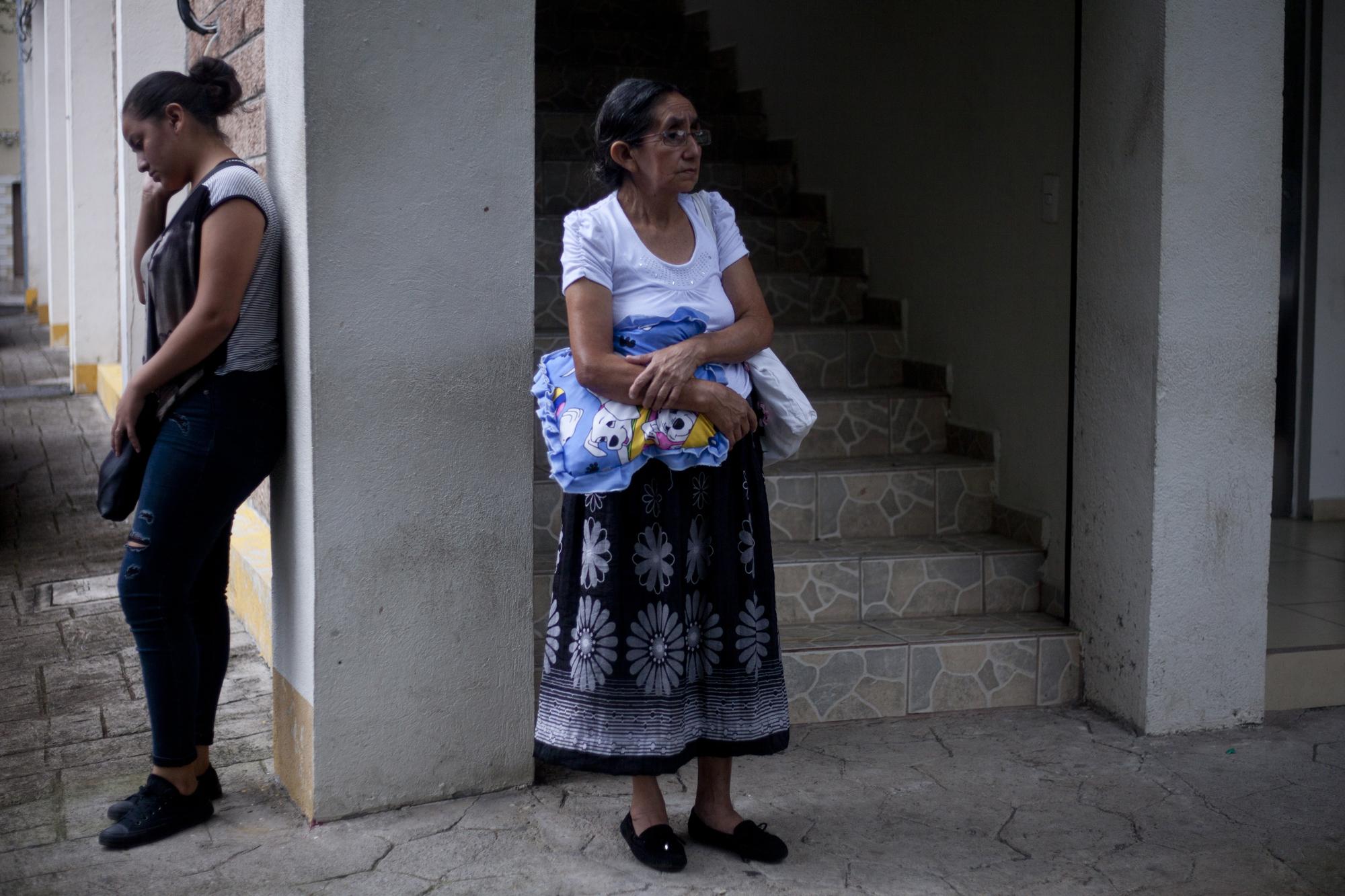 María Amanda Martínez Vigil, sobreviviente de la masacre de El Mozote, luego de brindar sus testimonio, afuera del juzgado de Primera Instancia de  San Francisco Gotera, Morazán. Foto de El Faro, por Víctor Peña.