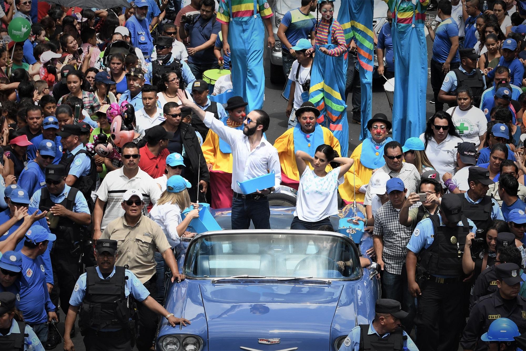 Nayib Bukele saluda al público durante el Desfile del Correo de la festividades del Divino Salvador del Mundo de 2017, en su último tramo como alcalde capitalino. Foto Marvin Recinos (AFP).