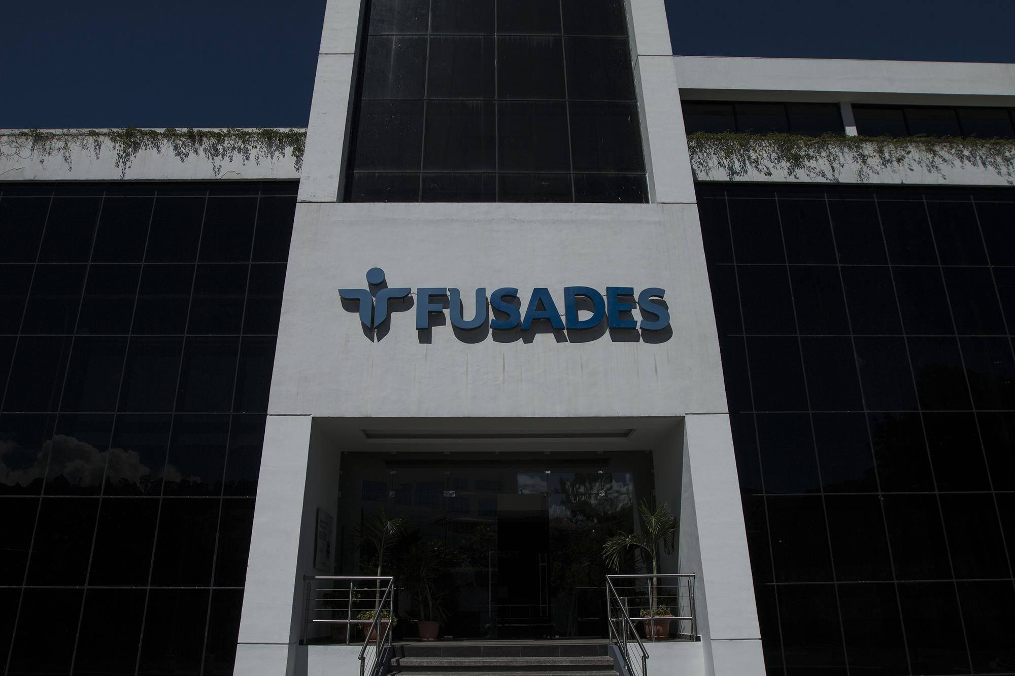 Edificio de operaciones de Fusades, en el bulevar Santa Elena, en Antiguo Cuscatlán. Foto de El Faro, por Víctor Peña.