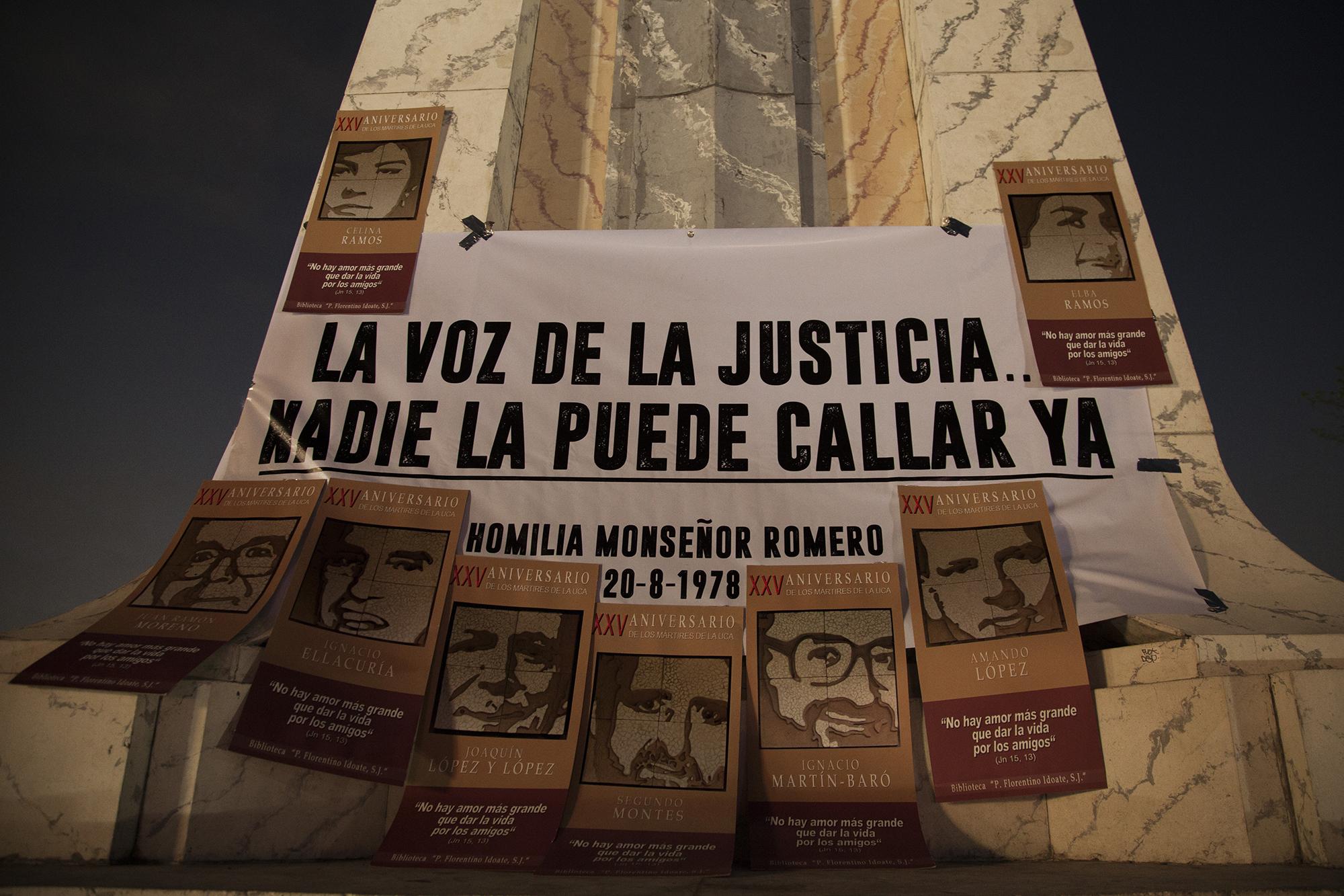 Protesta, del 15 de marzo de 2016, para exigir justicia por el crimen de los sacerdotes jesuitas. Asesinatos realizados el 16 de noviembre de 1989, en la Universidad Centroamericana José Simeón Cañas. Foto de El Faro, por Víctor Peña.