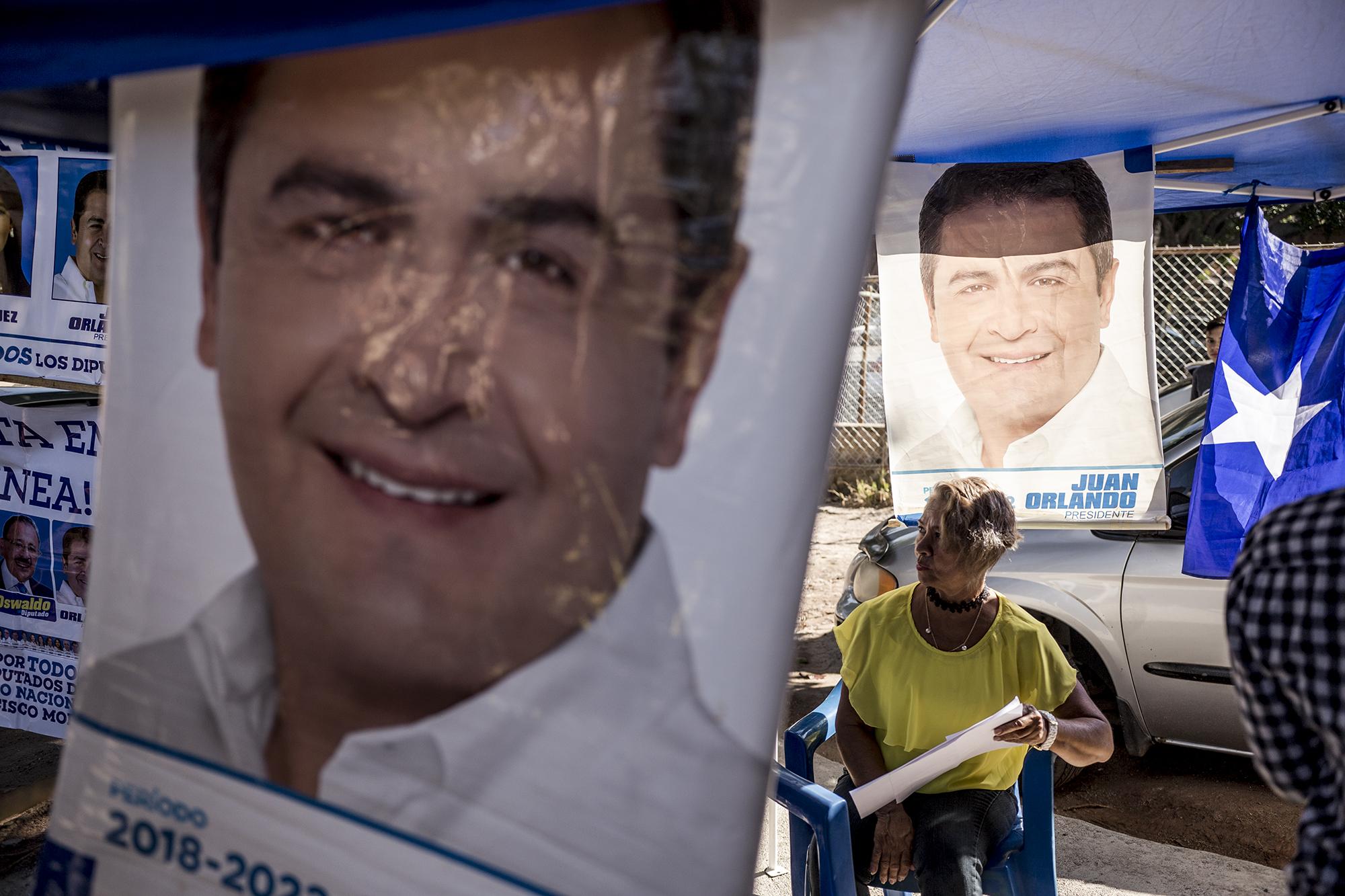 Caseta informativa del Partido Nacional en la colonia Kennedy, una de las más populares de Tegucigalpa, con afiches de su candidato, el presidente Juan Orlando Hernández, quien aspira a la reelección pese a que la Constitución hondureña lo imposibilita. Foto Fred Ramos.