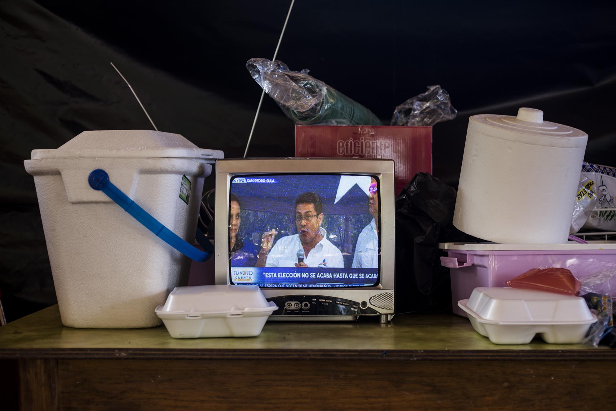 En la mañana del domingo 26 de noviembre, día de las elecciones presidenciales, en Tegucigalpa miembros del TSE en el Instituto Juana Leclair observaban la trasmisión en vivo de la conferencia de prensa del presidente Juan Orlando Hernández, dada en la ciudad de San Pedro Sula. “Esta elección no se acaba hasta que se acaba”, decía Hernández, a media jornada electoral. 
