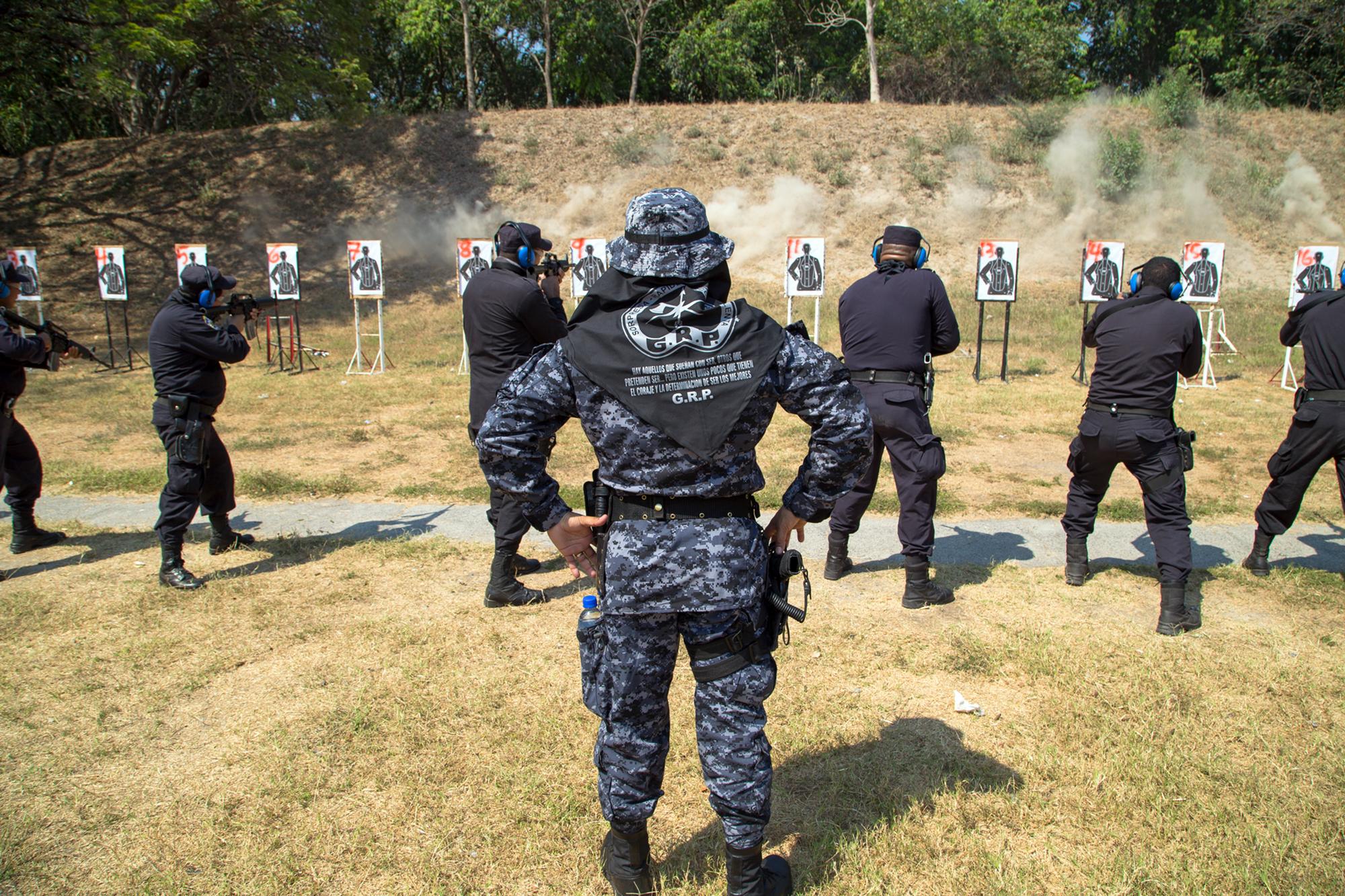 Alumnos practican tiro con fusiles AR-15 en la sede central de la Academia Nacional de Seguridad Pública, ubicada en San Luis Talpa, contiguo al aeropuerto internacional. Son más de 34,000 los hombres y mujeres graduados desde 1993, pero los agentes en planilla en la actualidad son 18,000. Foto cortesía ANSP.