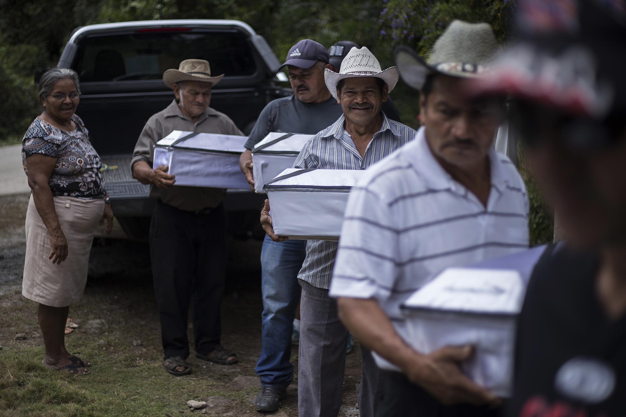 Sobrevivientes del cantón La Joya, del municipio de Meanguera, en el departamento de Morazán, entierran a seis víctimas de la masacre de El Mozote en 2017. El juicio por esta masacre, que persigue a los autores intelectuales por la matanza de un millar de campesinos, se vería afectado con una nueva amnistía. Foto de El Faro, por Víctor Peña.