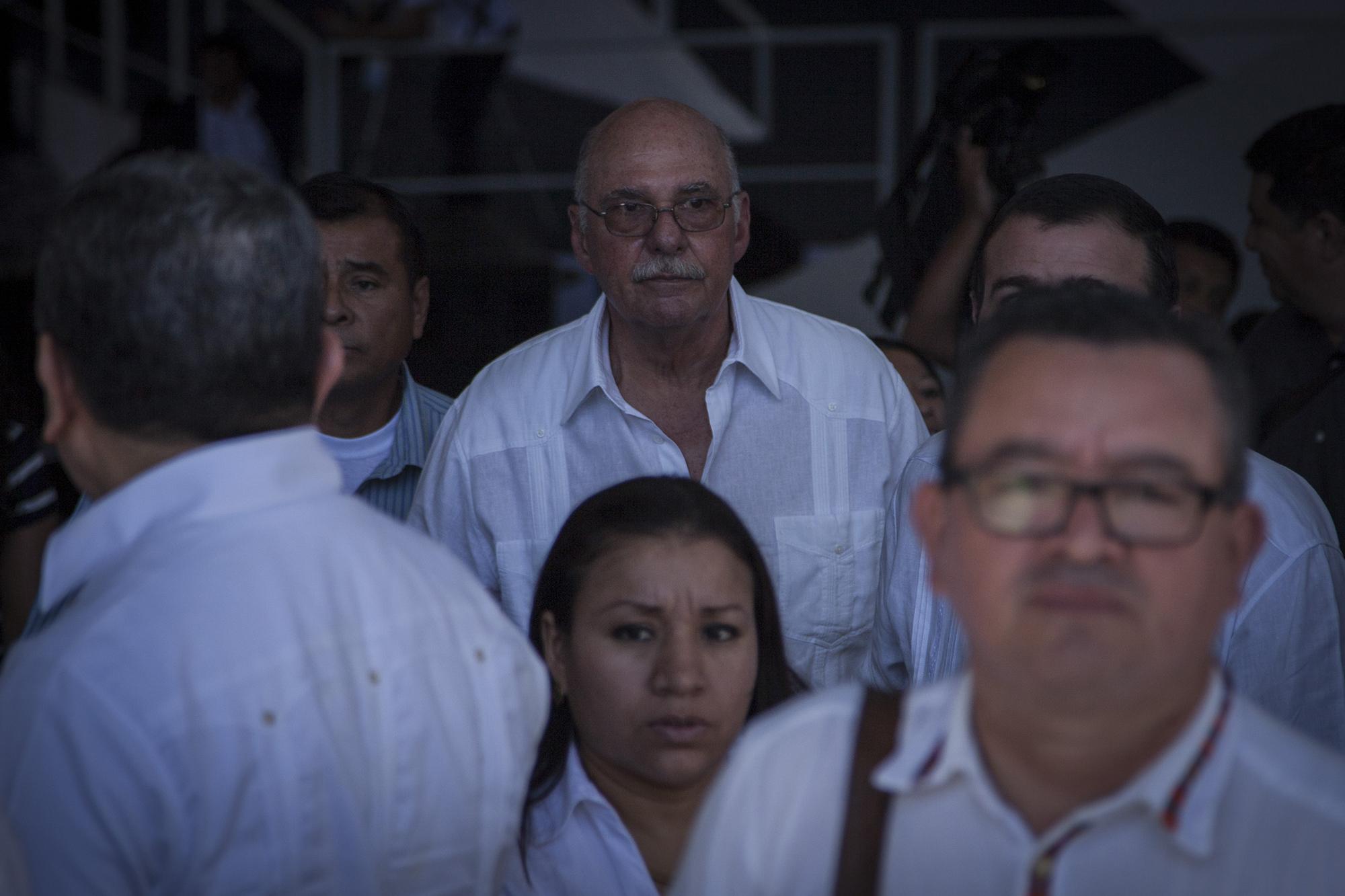 El expresidente Alfredo Cristiani (al centro) en la ceremonia de celebración de los 25 años de la firma de los Acuerdos de Paz. CIFCO, 16 de enero de 2017. Foto de El Faro, por Víctor Peña.