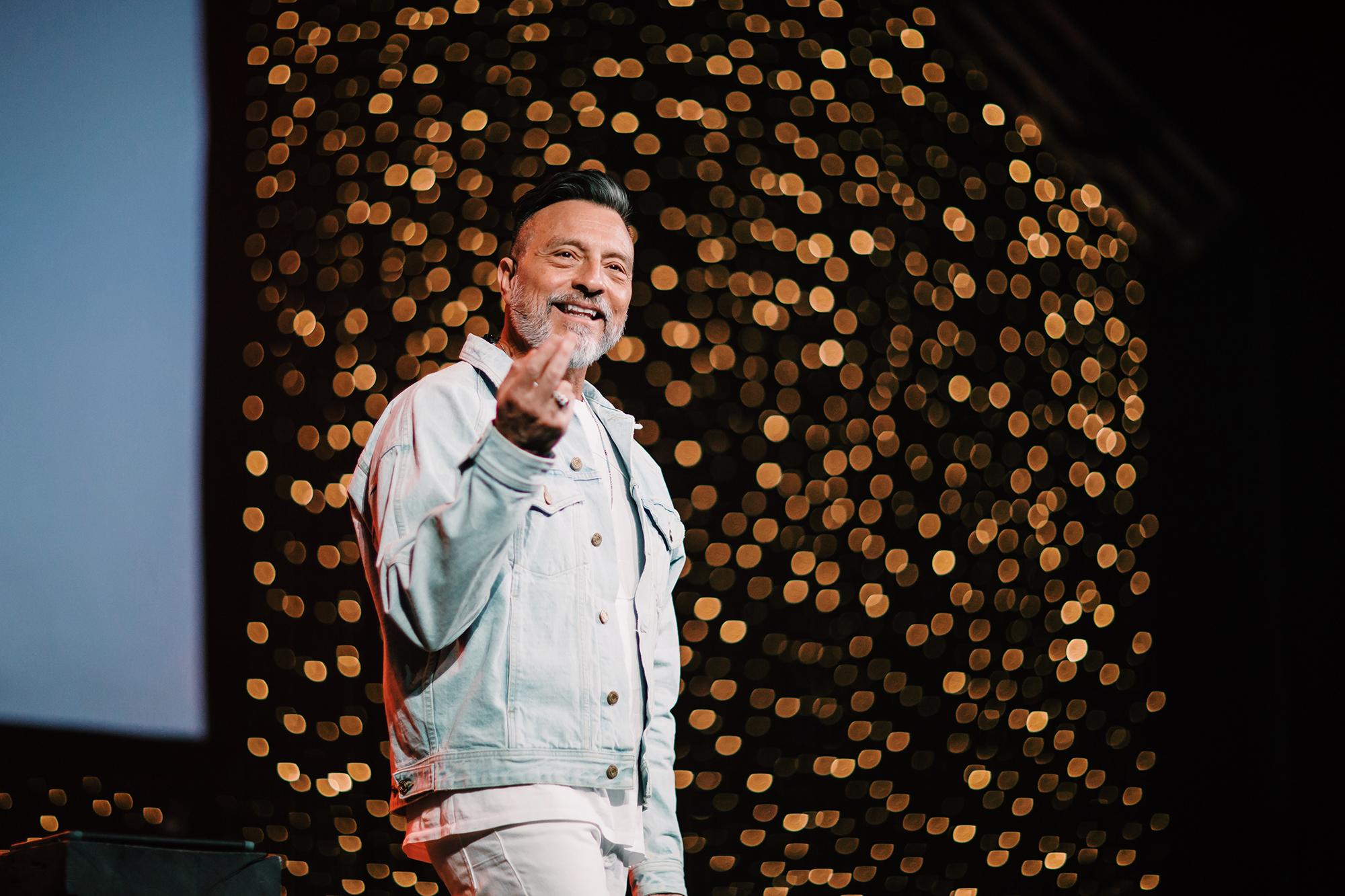 Erwin Mcmanus, predicando en el escenario de su iglesia Mosaic, en Los Ángeles, California. Foto: cortesía Mosaic