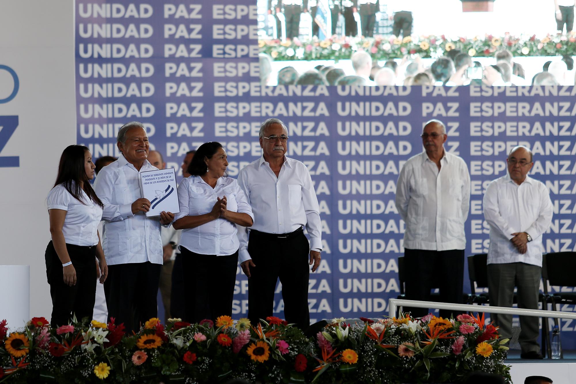 El presidente de la República, Salvador Sánchez Cerén, recibe peticiones de reparación de representantes de víctimas de la guerra, durante la conmemoración del 25 aniversario de los acuerdos de Paz, en enero de 2017. Foto: Archivo El Faro