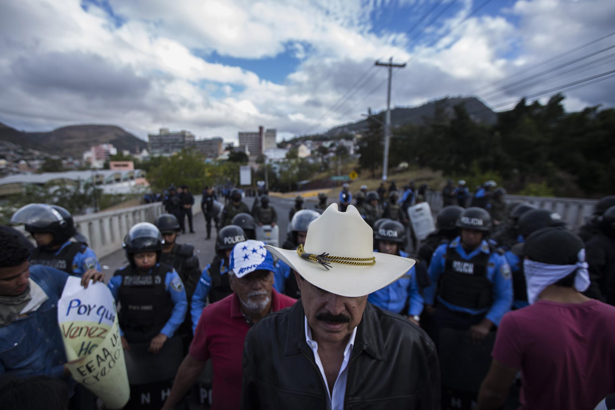 El expresdiente Manuel Zelaya participa en una protesta contra la toma de posesión del Congreso Nacional de Honduras, el martes 23 de enero de 2018. El coordinador general del Partido Libertad y Refundación y miembro de la Alianza de Oposición contra la Dictadura, realizó un plantón, junto a unos 200 manifestantes, que se tomaron el bulevar Cecilio del Valle y el puente La Isla, a unos 300 metros del Congreso. Foto de El Faro, por Víctor Peña.