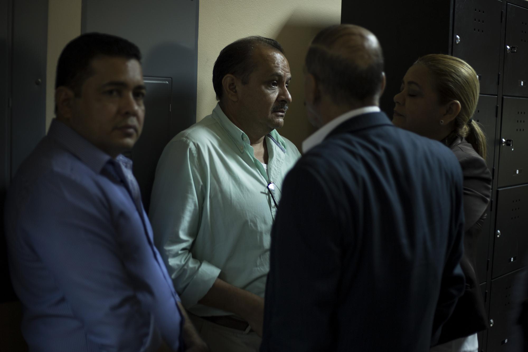 Dennis Sánchez, militante del Partido Liberal (camisa verde), Héctor Padilla (azul), Audelia Rodríguez y Augusto Cruz Ascencio, esperan que se instale la audiencia en su contra, en el edificio de la  Corte Suprema de Justicia de Honduras. Cinco congresistas son acusados de malversación de fondos públicos y abuso de autoridad. La Corte respaldó al Congreso y su polémica reforma que bloquea el trabajo de la MACCIH y la Fiscalía. Foto de El Faro, por Víctor Peña.