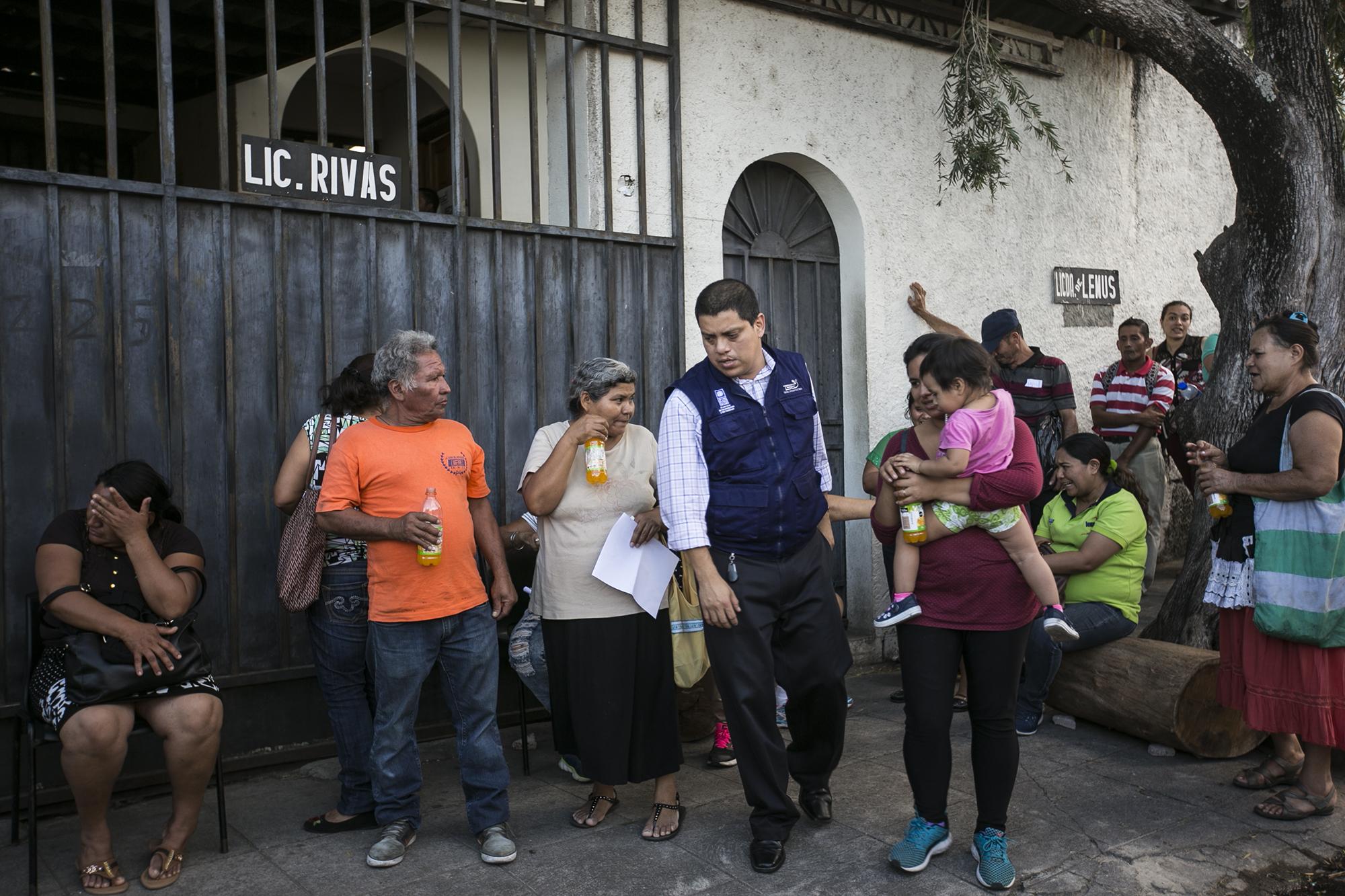 Personas hacen fila para acceder al Tribunal Supremo Electoral (TSE) para que sean excluidos, por diversos motivos, de su obligación de integrar la Juntas Receptoras de Votos. 29 de enero de 2018. Foto: Fred Ramos