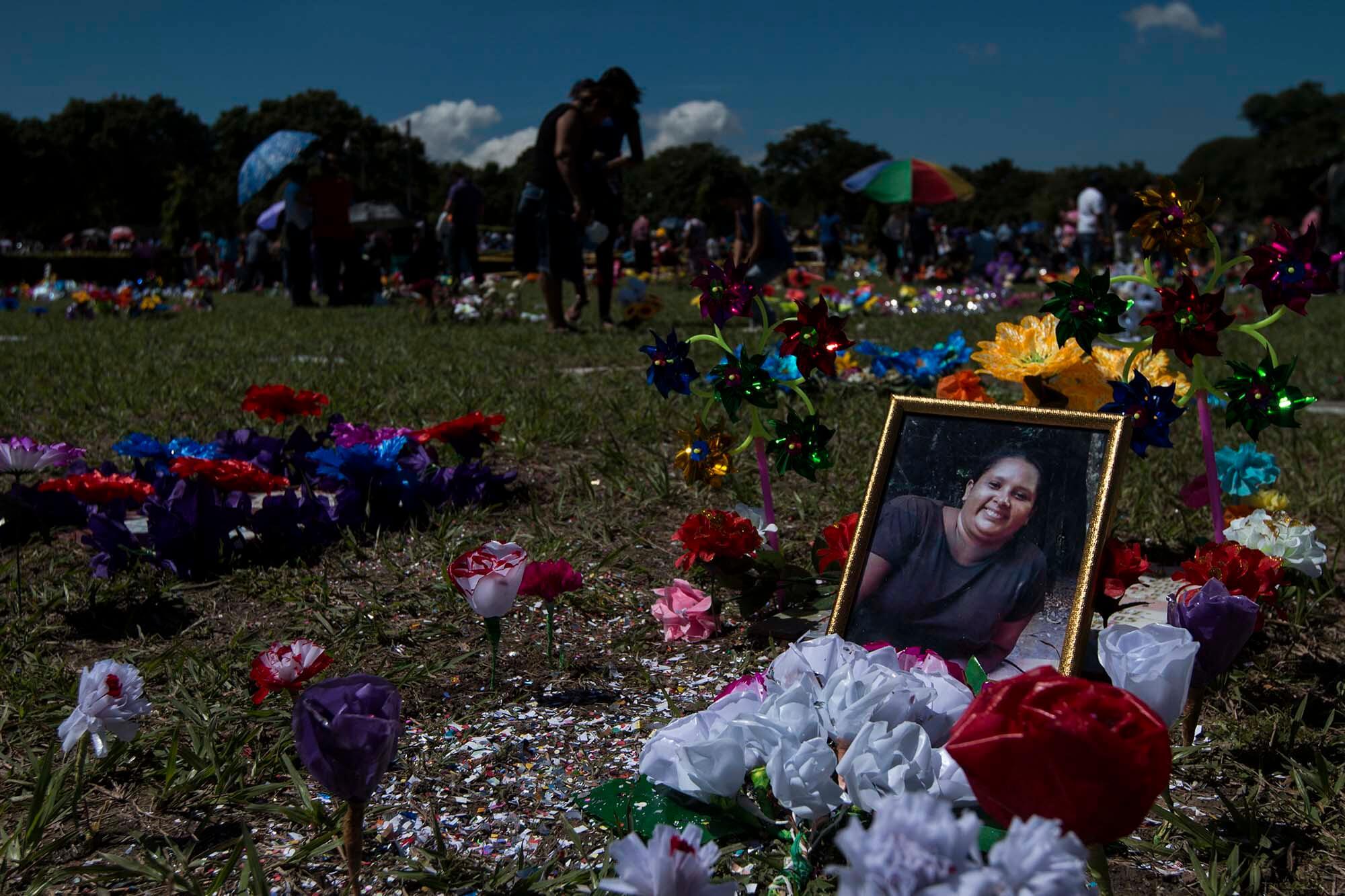 Cada 2 de noviembre, día de los difuntos, Claudia Zúniga enfloraba a sus parientes fallecidos. En noviembre de 2017, su familia decoró su tumba con flores y un retrato para conmemorar la tradición que ella lideraba. 