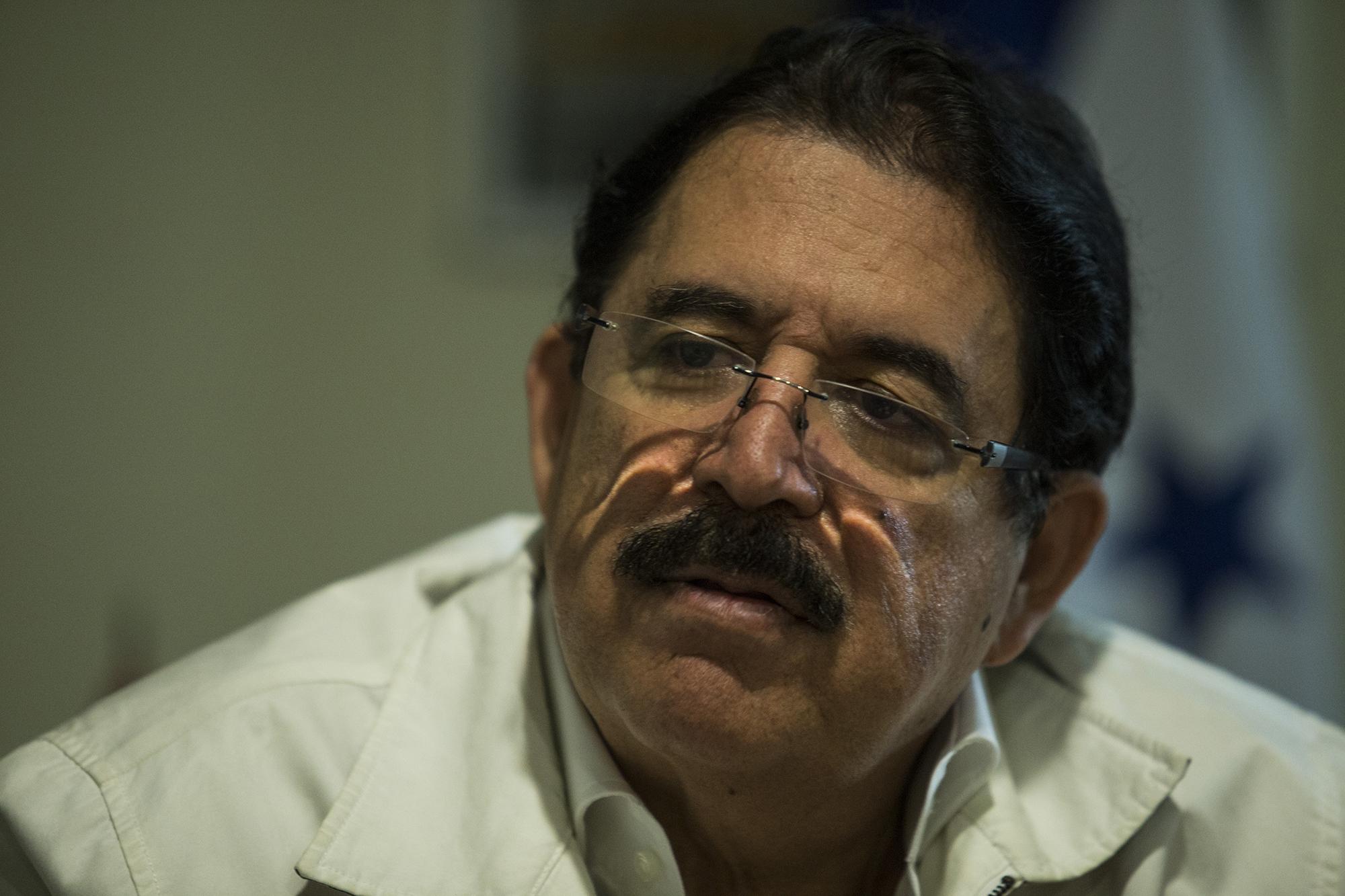 El expresidente de Honduras, Manuel Zelaya en la sede del Partido Libertad y Refundación, en la colonia Humuya, de la  ciudad de Tegucigalpa, Honduras. Foto de Víctor Peña 