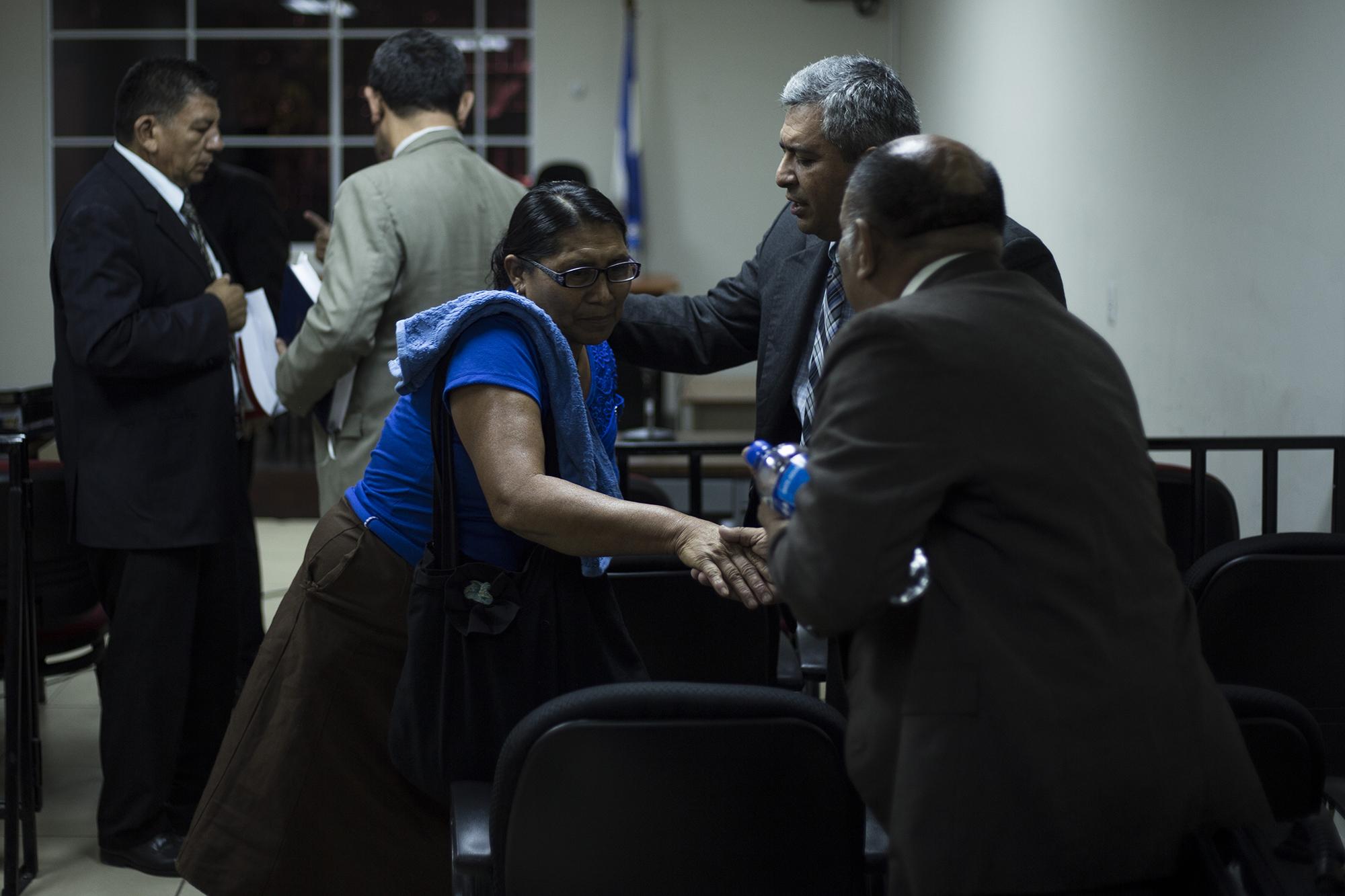 María Alicia Mejía Márquez saluda a los abogados defensores de los militares en el juicio de El Mozote, después de bridar su testimonio, en el Juzgado Primero de Segunda Instancia, en San Francisco Gotera, Morazán.
