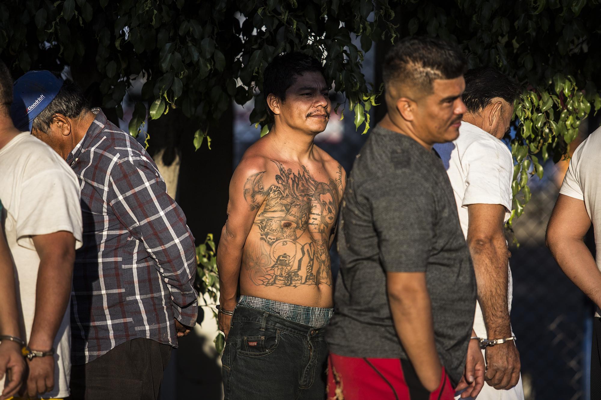 Capturados durante el operativo realizado en la madrugada del 15 de febrero. En total fueron 28 las personas capturadas. La mayoría de acusados guarda prisión en cárceles por otros delitos. Foto: Fred Ramos