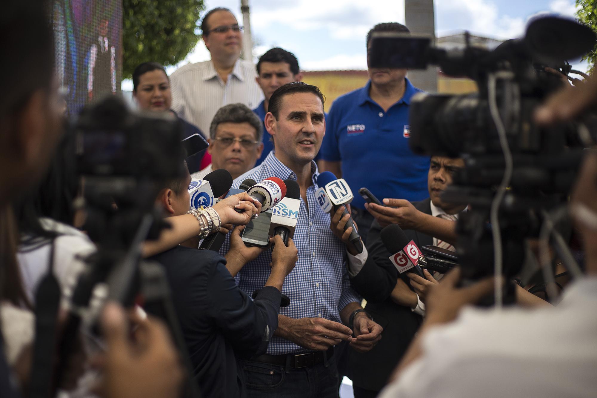 El 6 de febrero, en un evento electoral realizado en San Salvador, Ernesto Muyshondt respondió a periodistas que no comentaría sobre las reuniones que sostuvo con pandilleros previo a las elecciones presidenciales del 2014. Foto de El Faro, por Víctor Peña.