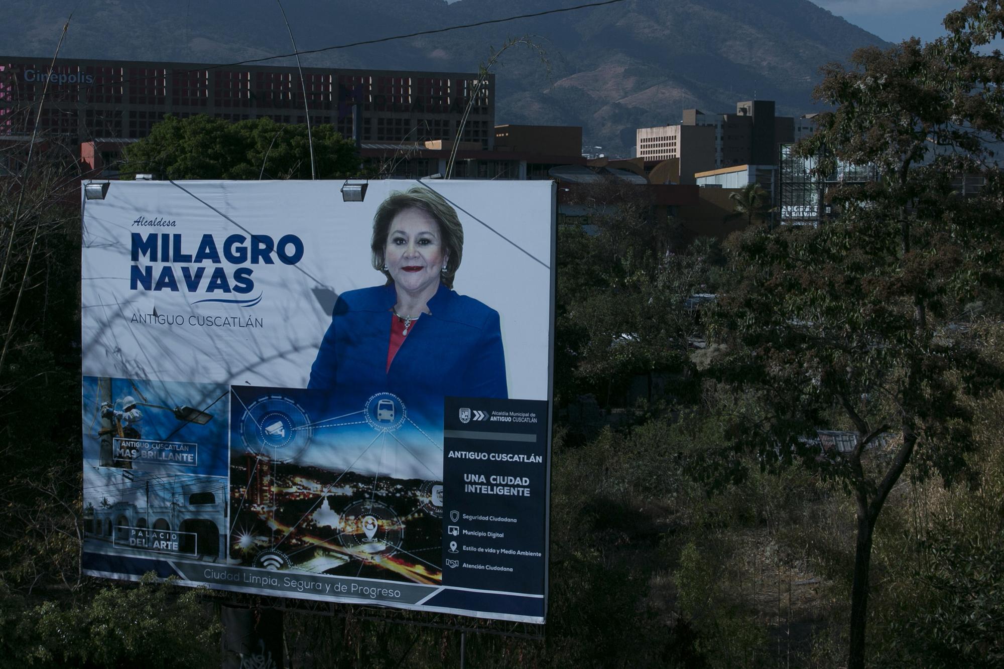 Valla publicitaria de la alcaldesa de Antiguo Cuscatlán en la carretera Panamericana. Navas busca su undécimo periodo en la comuna. Foto de El Faro, por Víctor Peña.