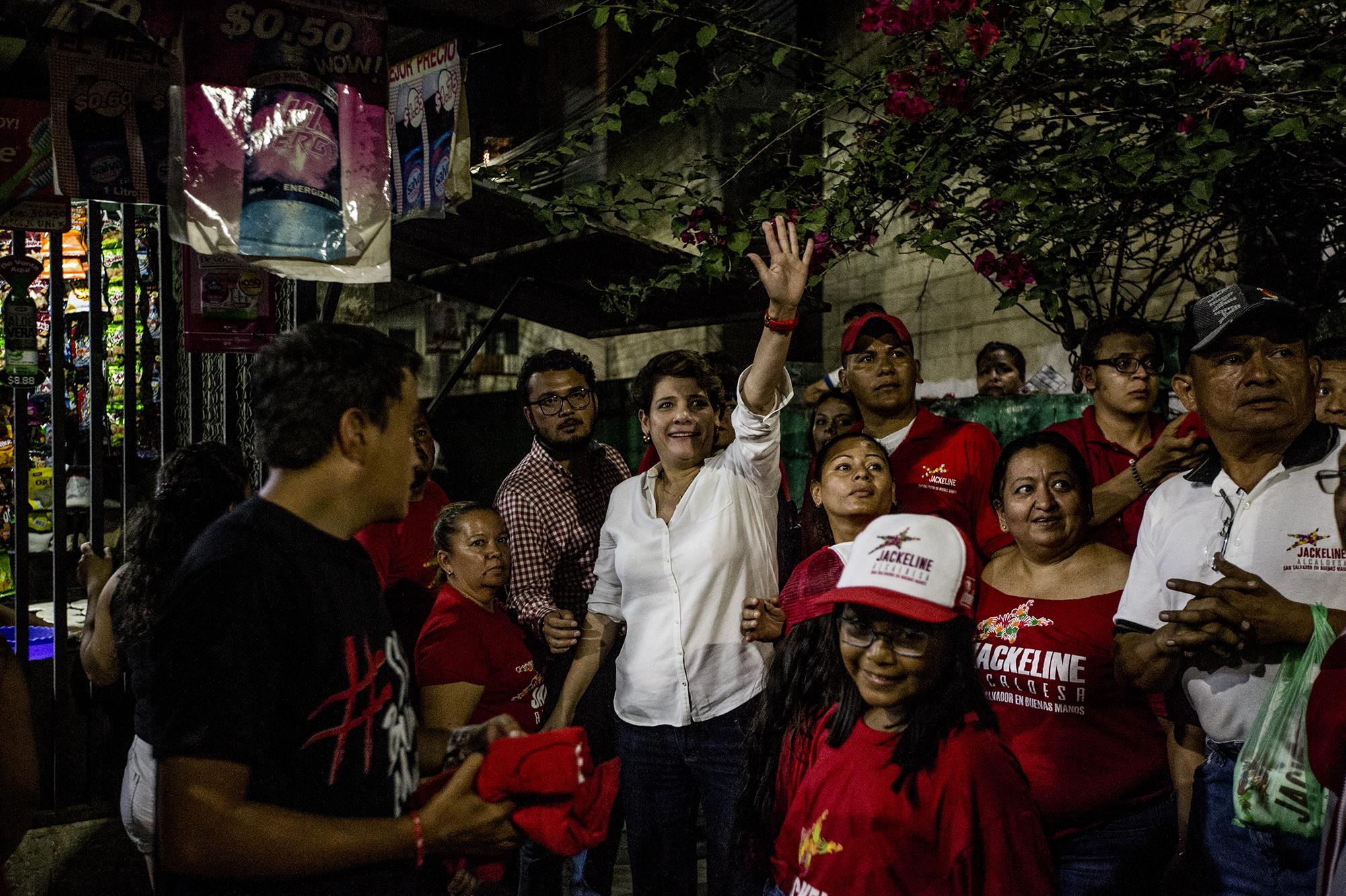 La candidata por la Alcaldía de San Salvador, Jackeline Rivera, se despide de los habitantes del condominio 15 de Septiembre en el barrio San Jacinto de la capital, el 28 de marzo de 2018. Foto Fred Ramos.