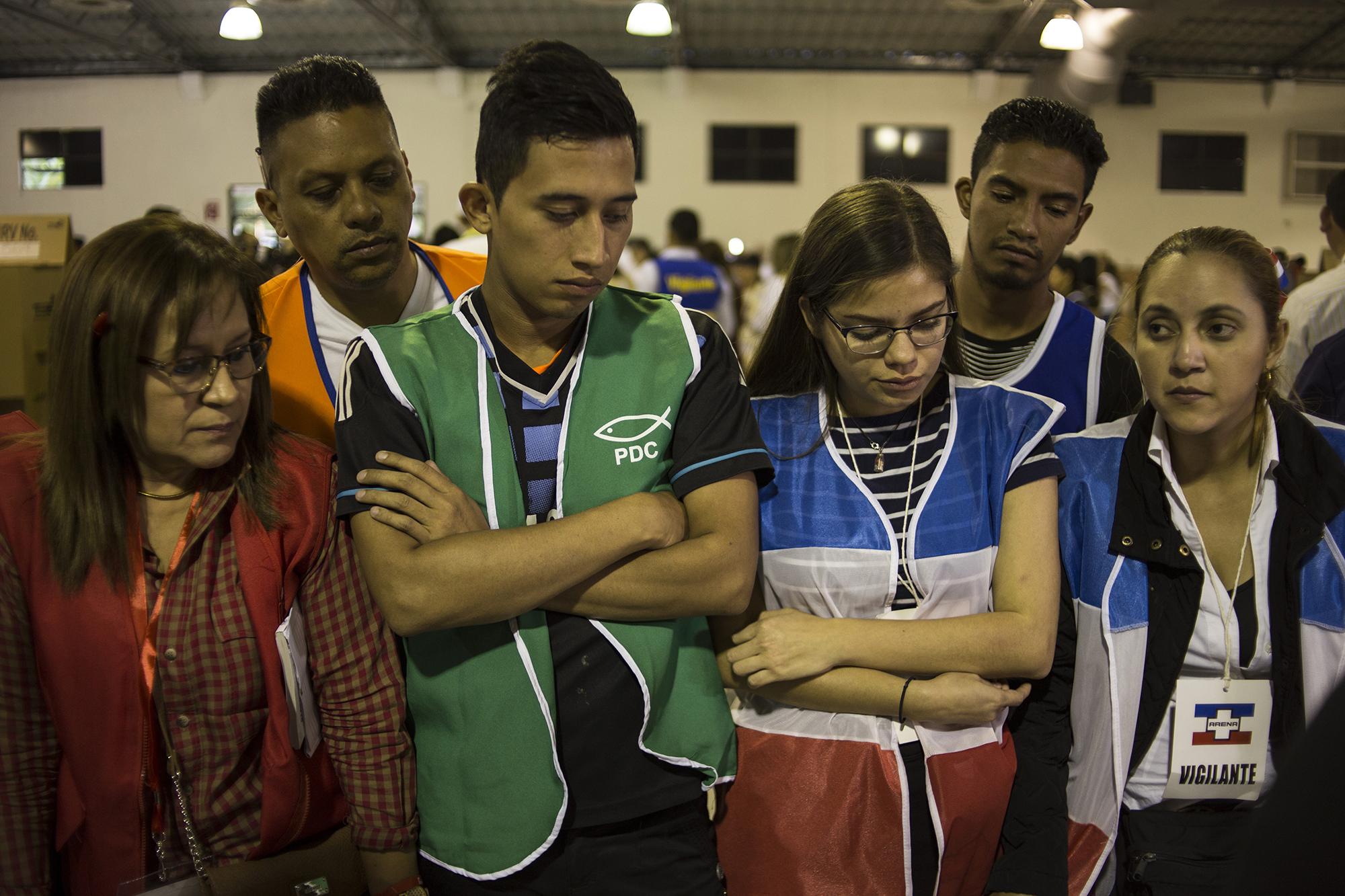 Vigilantes de partidos políticos observan el conteo de una JRV en el Pabellón número uno de CIFCO de las elecciones de alcaldes y diputados de 2018. Foto de El Faro: Archivo.