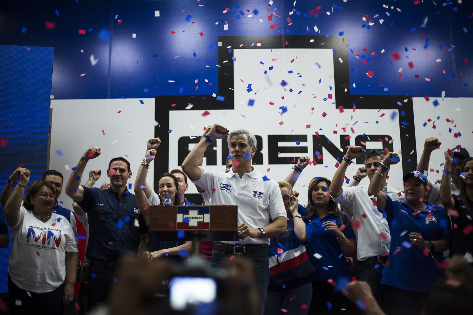 El presidente de Arena, Mauricio Interiano, participa en los festejos por el triunfo de Ernesto Muyshondt en la elección de alcalde para San Salvador.  Foto: Víctor Peña.