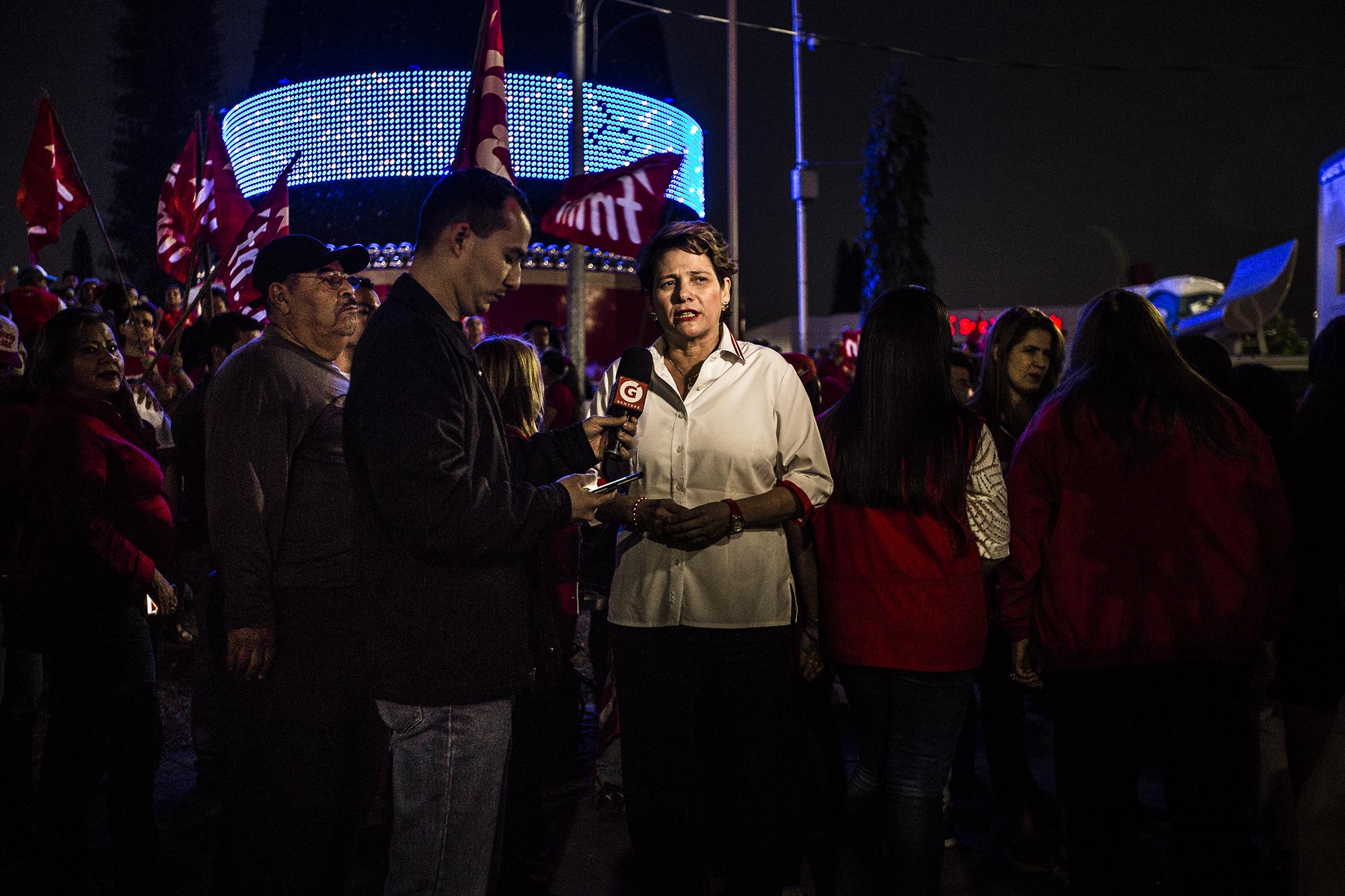 Jackeline Rivera es entrevistada por un periodista durante el inició de campaña de FMLN el 6 de enero de 2018. Foto: Fred Ramos